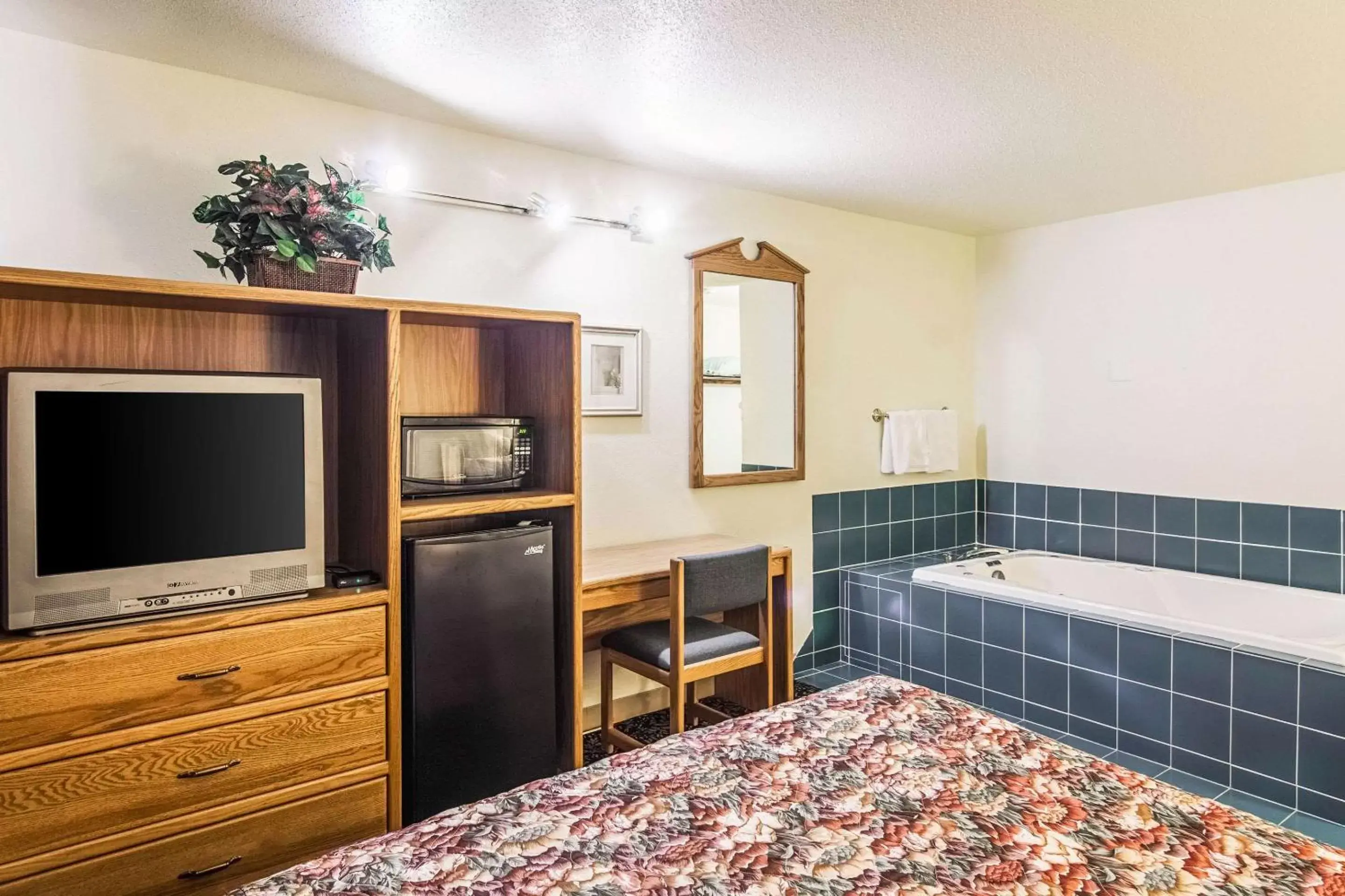 Bedroom, TV/Entertainment Center in Fergus Inn