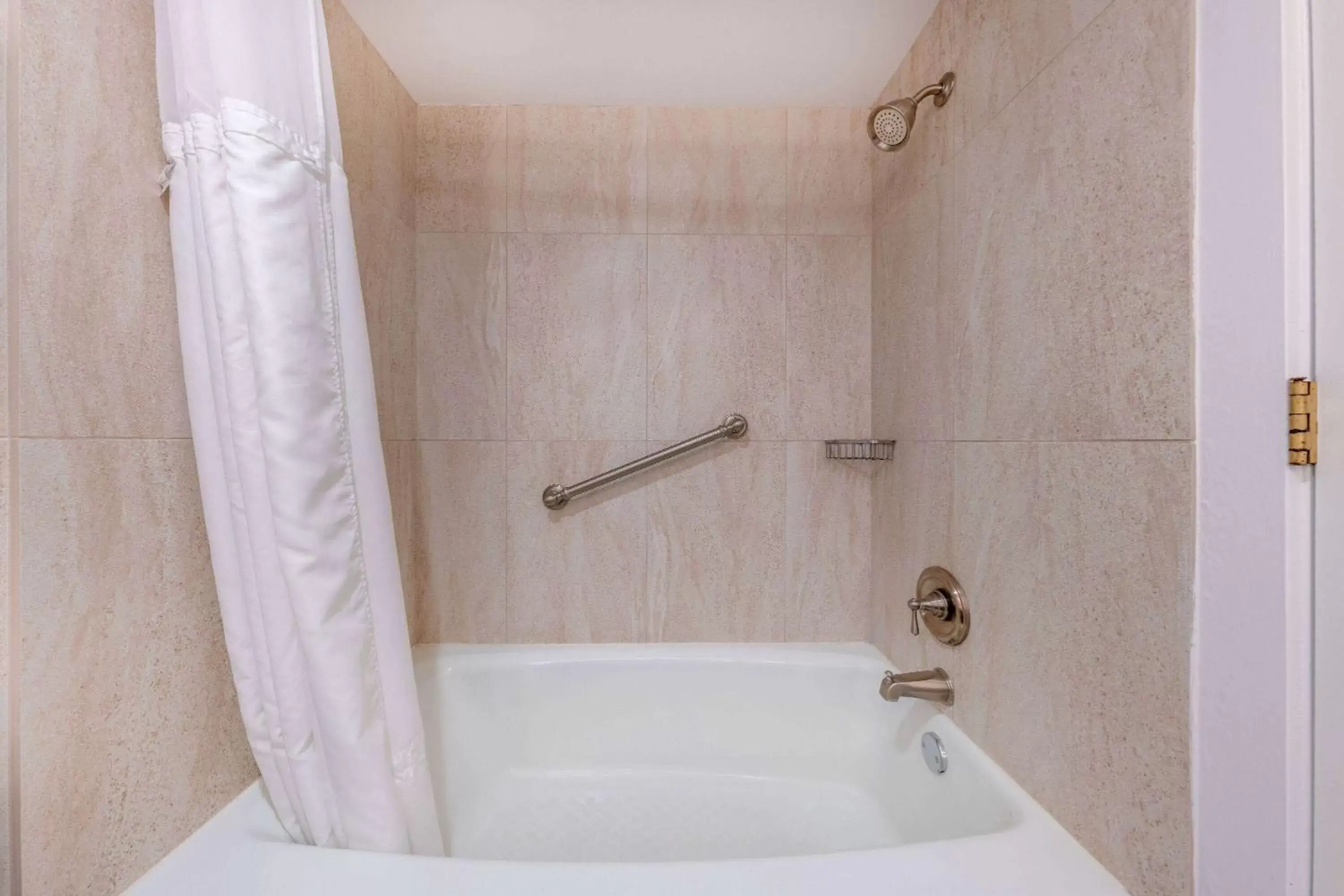 Bed, Bathroom in Park Plaza Resort Park City, a Ramada by Wyndham