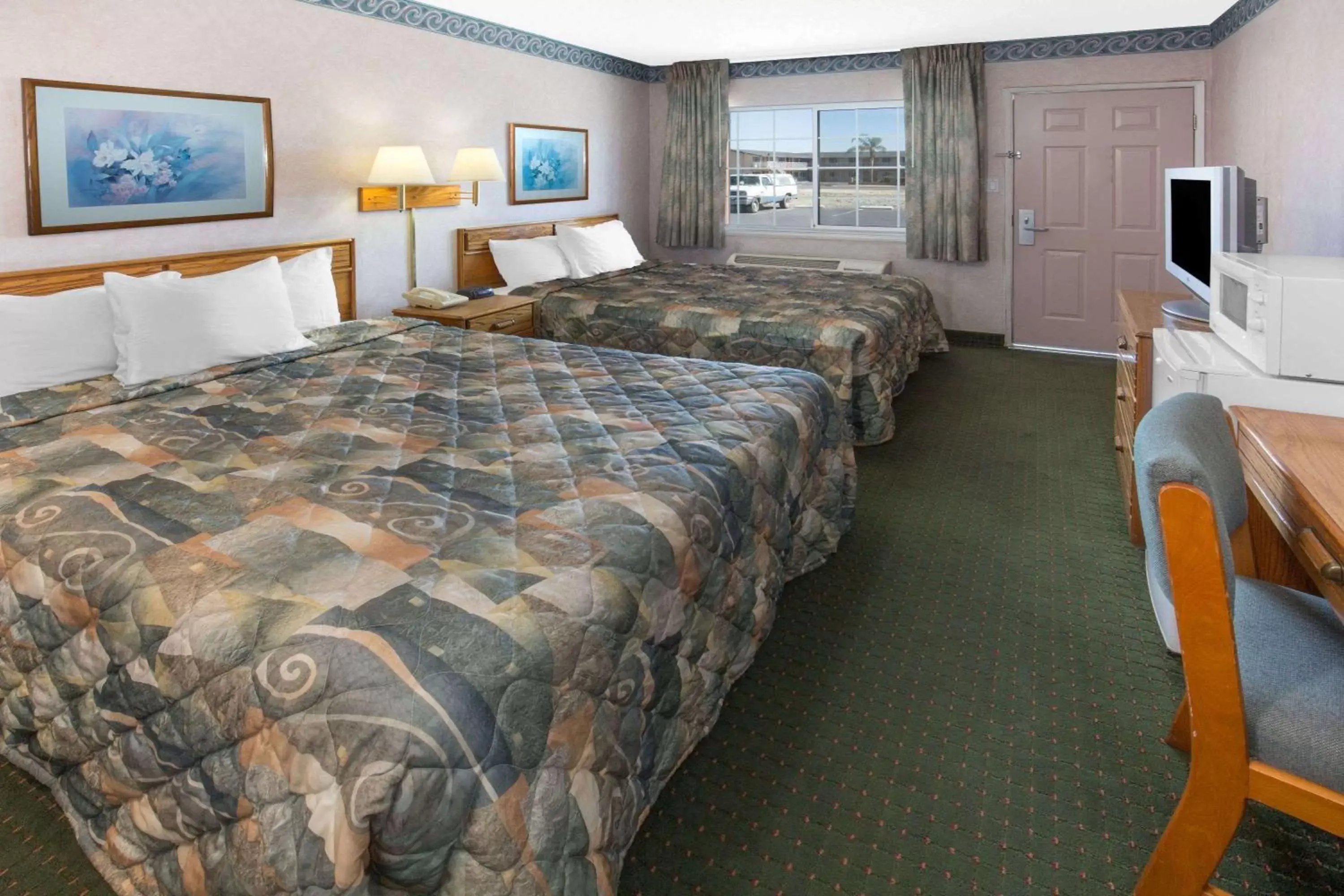 Photo of the whole room, Bed in Days Inn by Wyndham Oroville