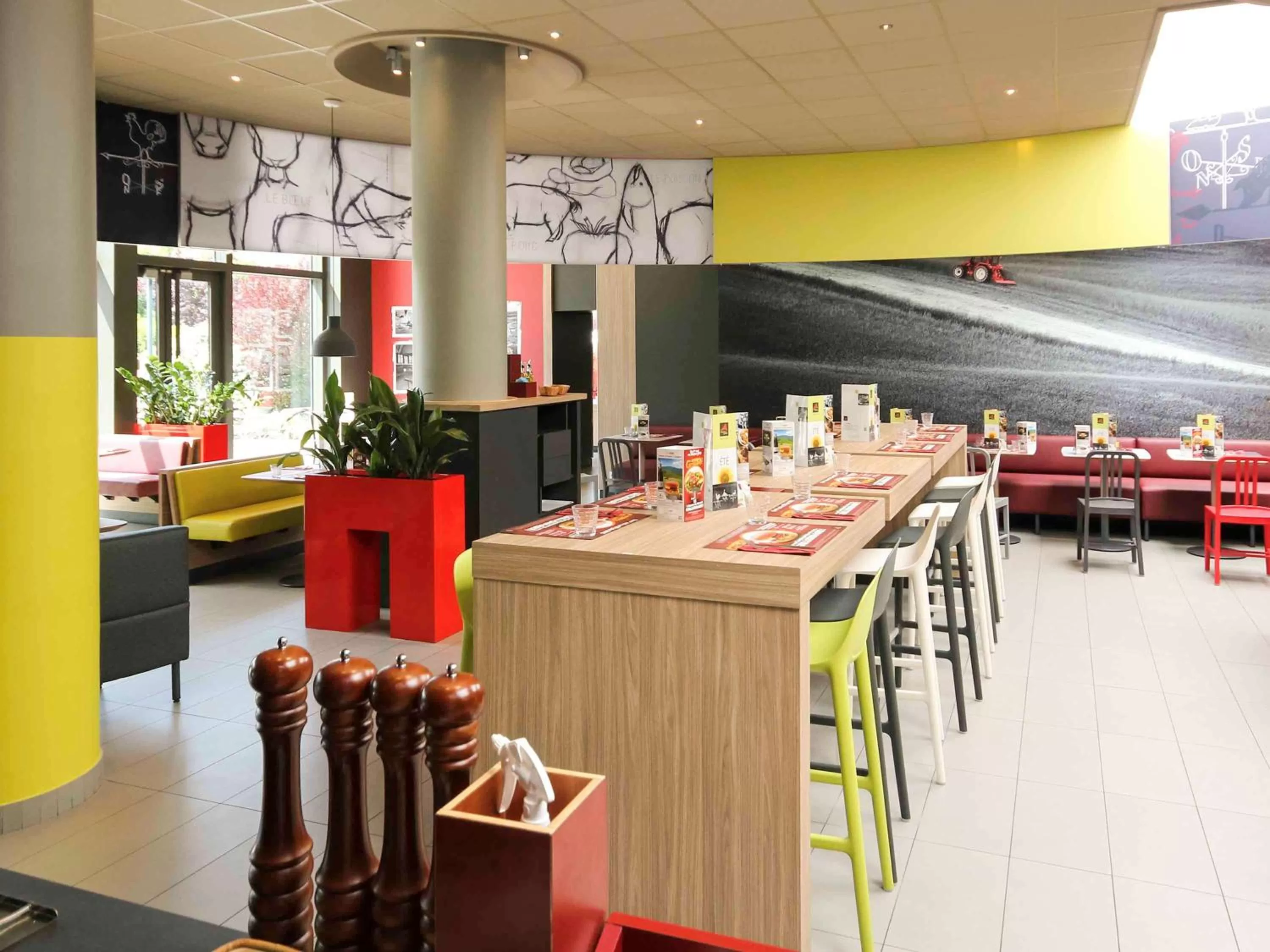 Restaurant/places to eat in Ibis Marne la Vallée Noisy