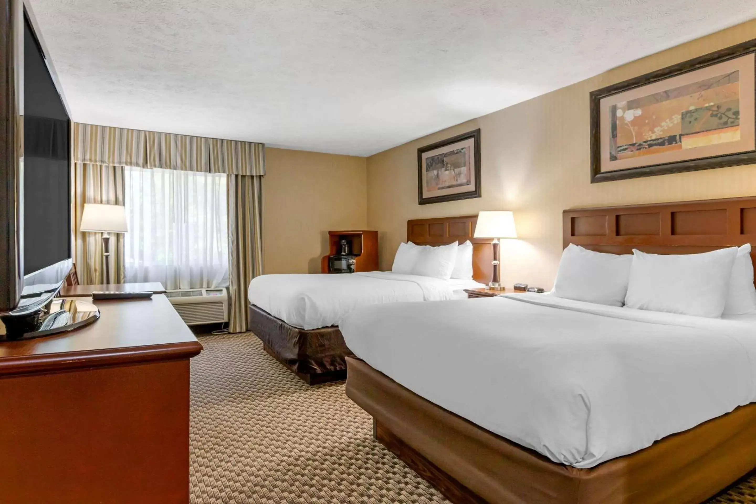 Photo of the whole room, Bed in Comfort Inn Traverse City