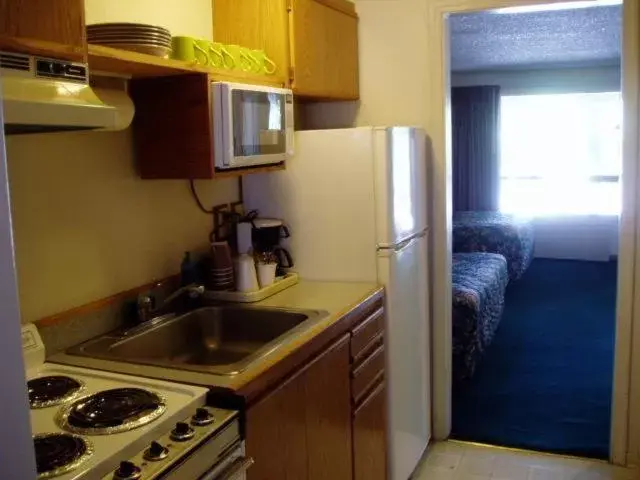 Kitchen or kitchenette, Kitchen/Kitchenette in Cedarwood Inn