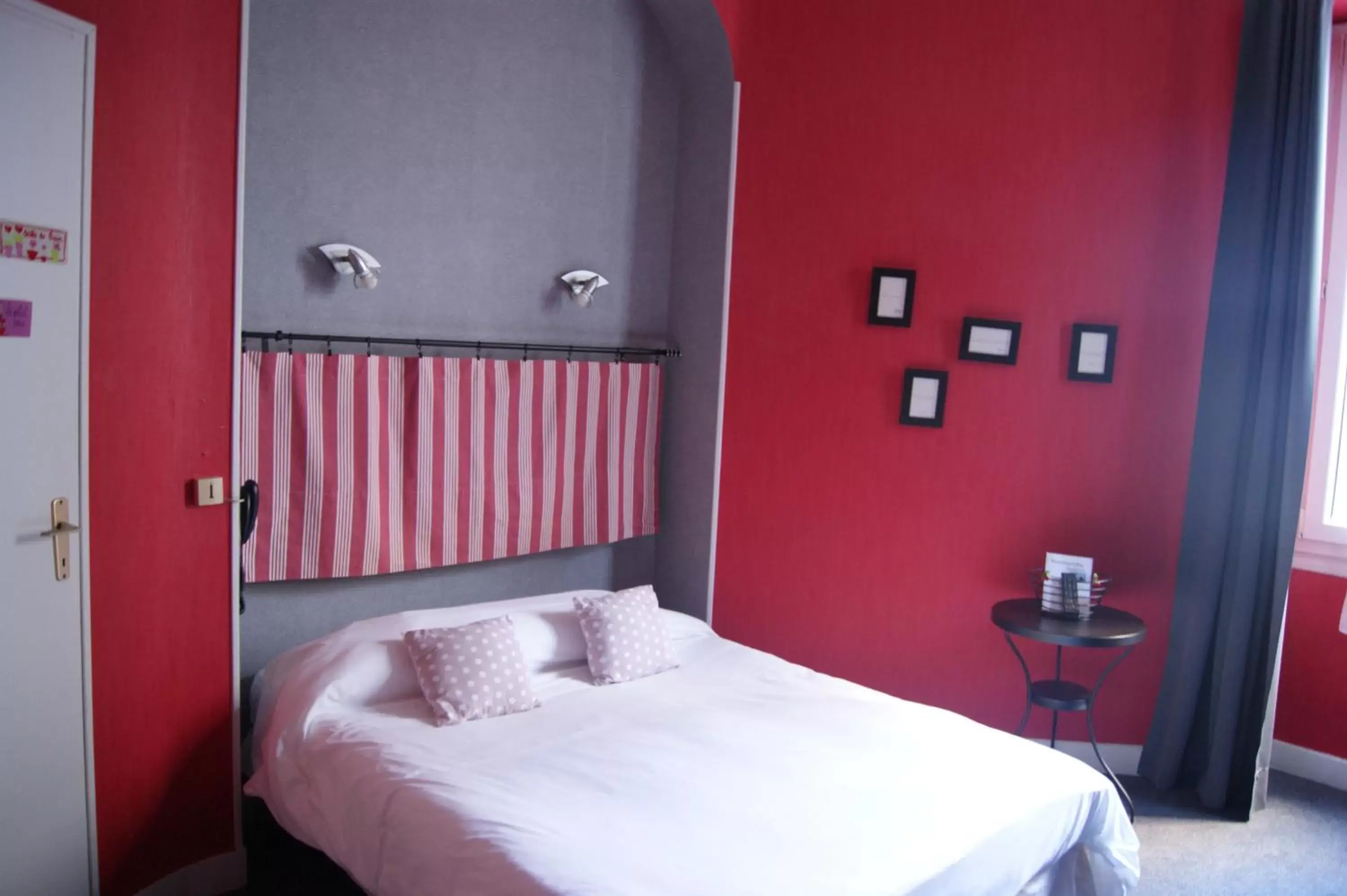 Bedroom, Bed in Hôtel Central