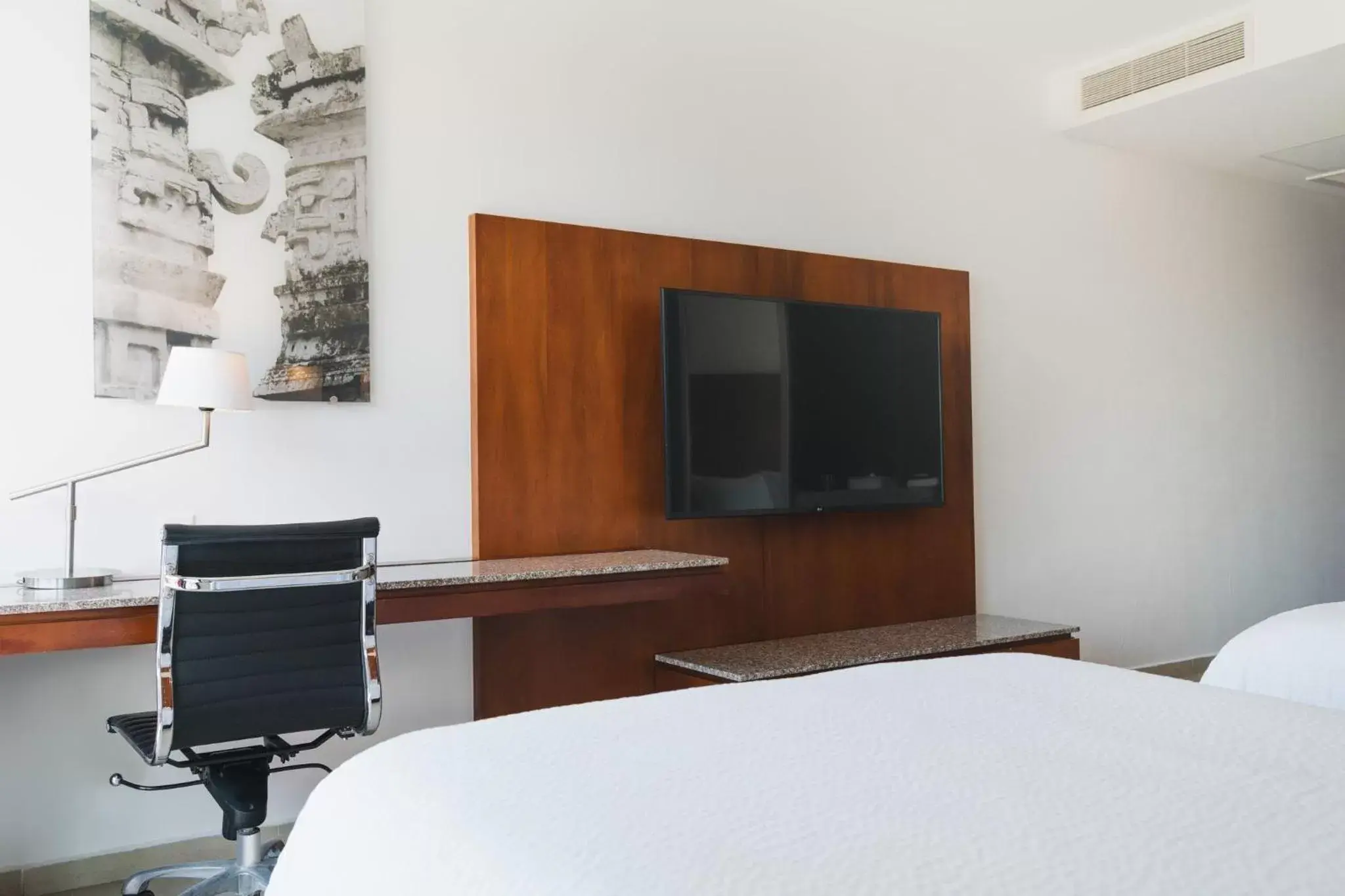 Bedroom, TV/Entertainment Center in Fiesta Inn Playa del Carmen