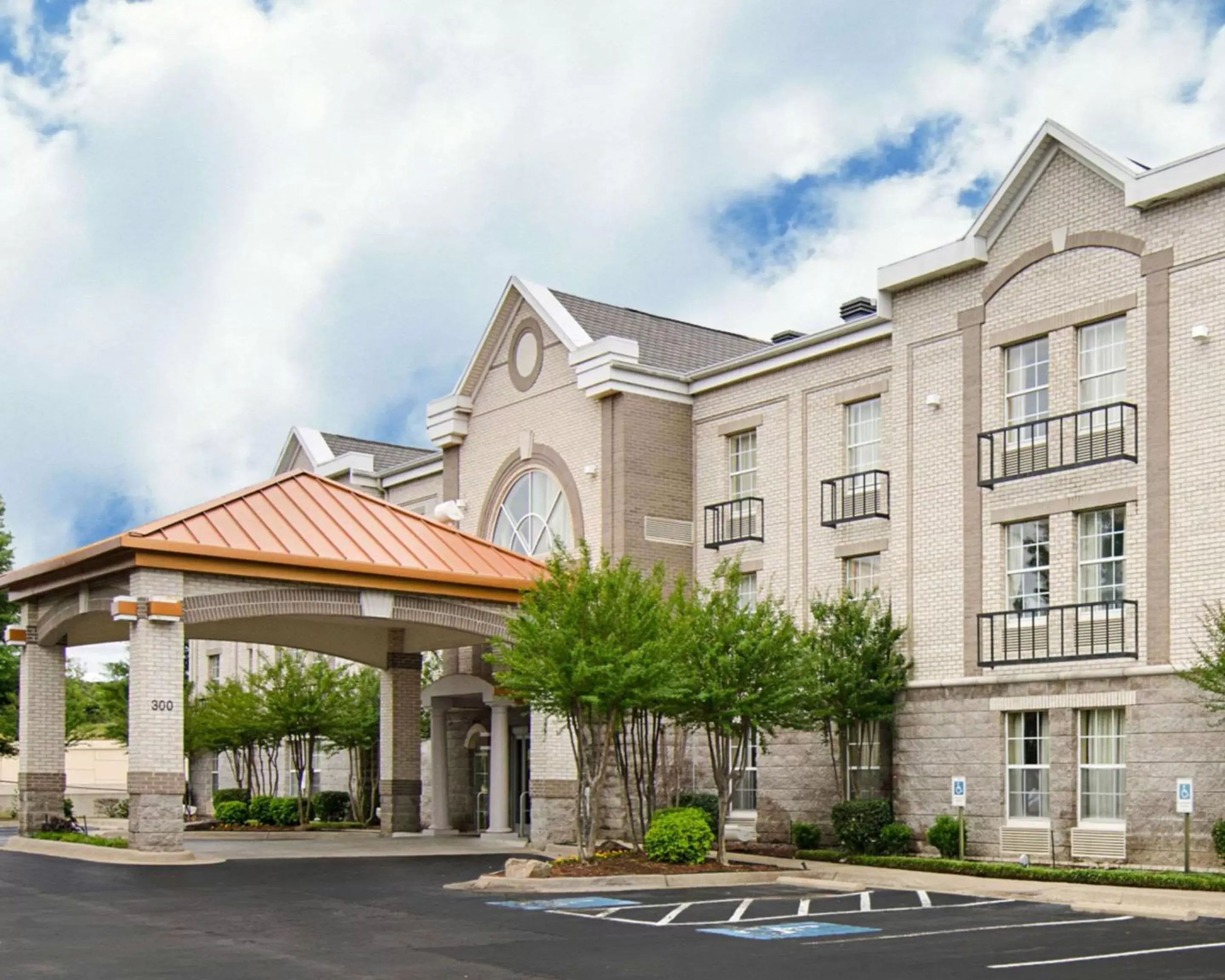 Property building in Quality Inn & Suites Little Rock West