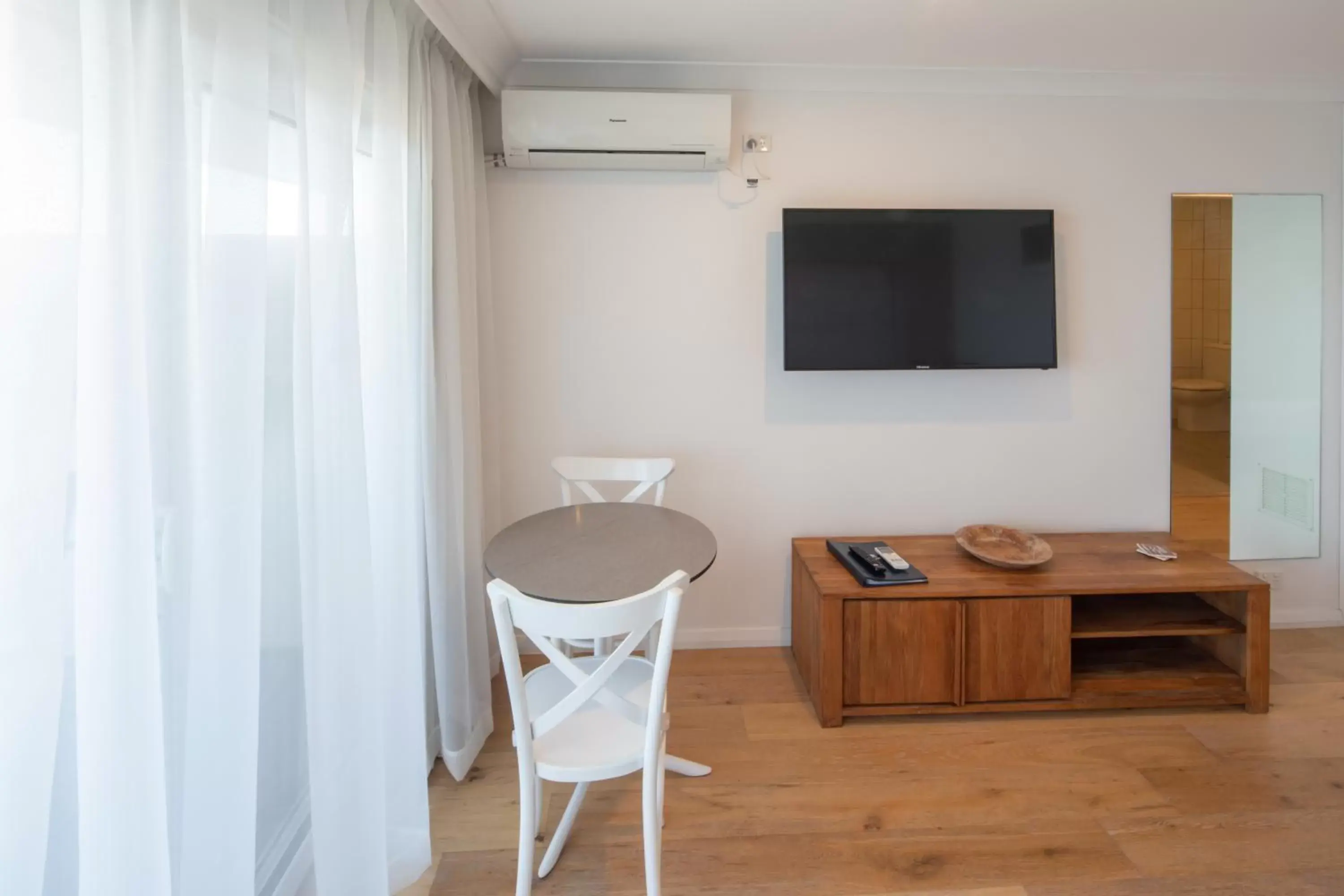 Seating area, TV/Entertainment Center in Ocean Front Motel