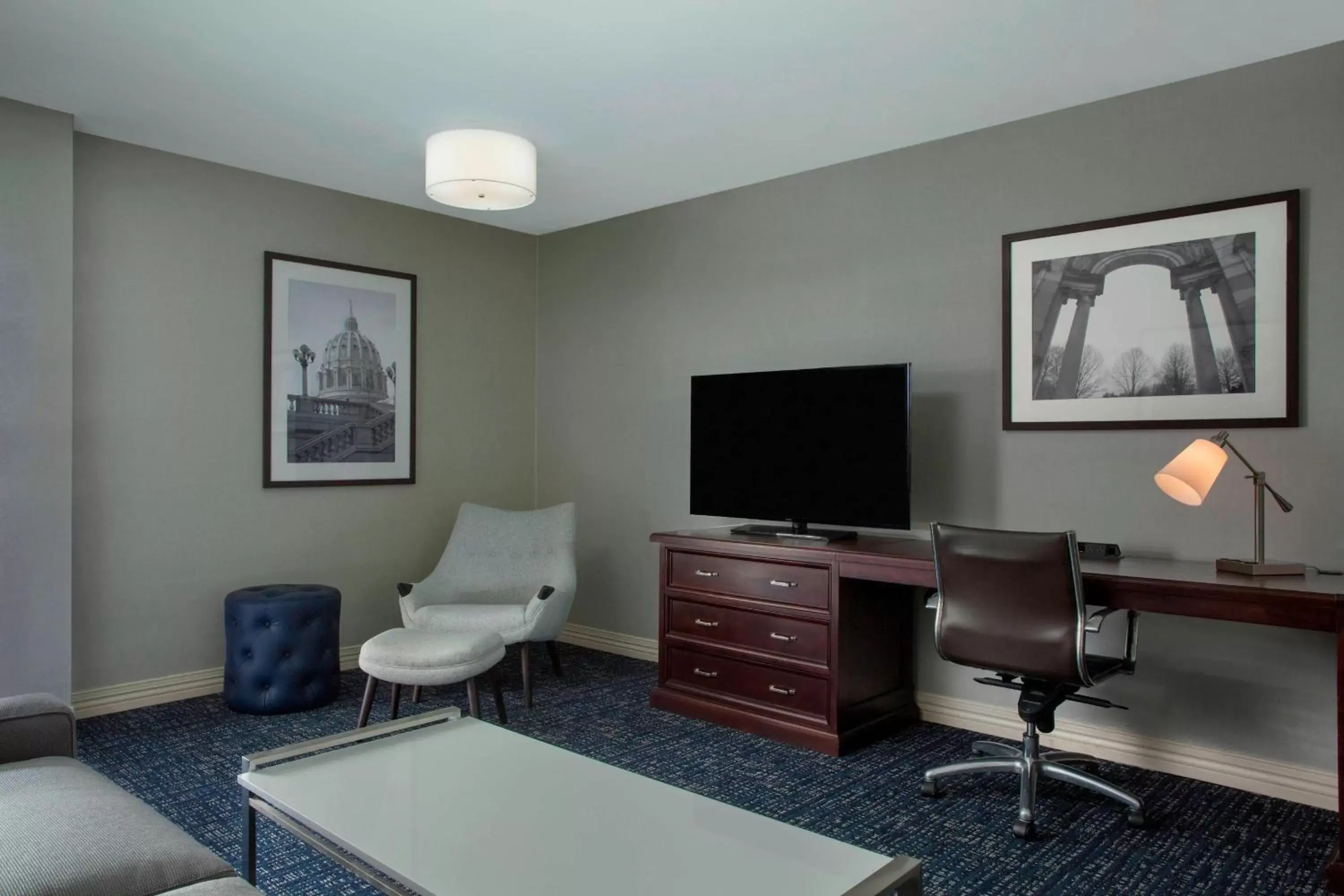 Photo of the whole room, TV/Entertainment Center in Sheraton Suites Philadelphia Airport