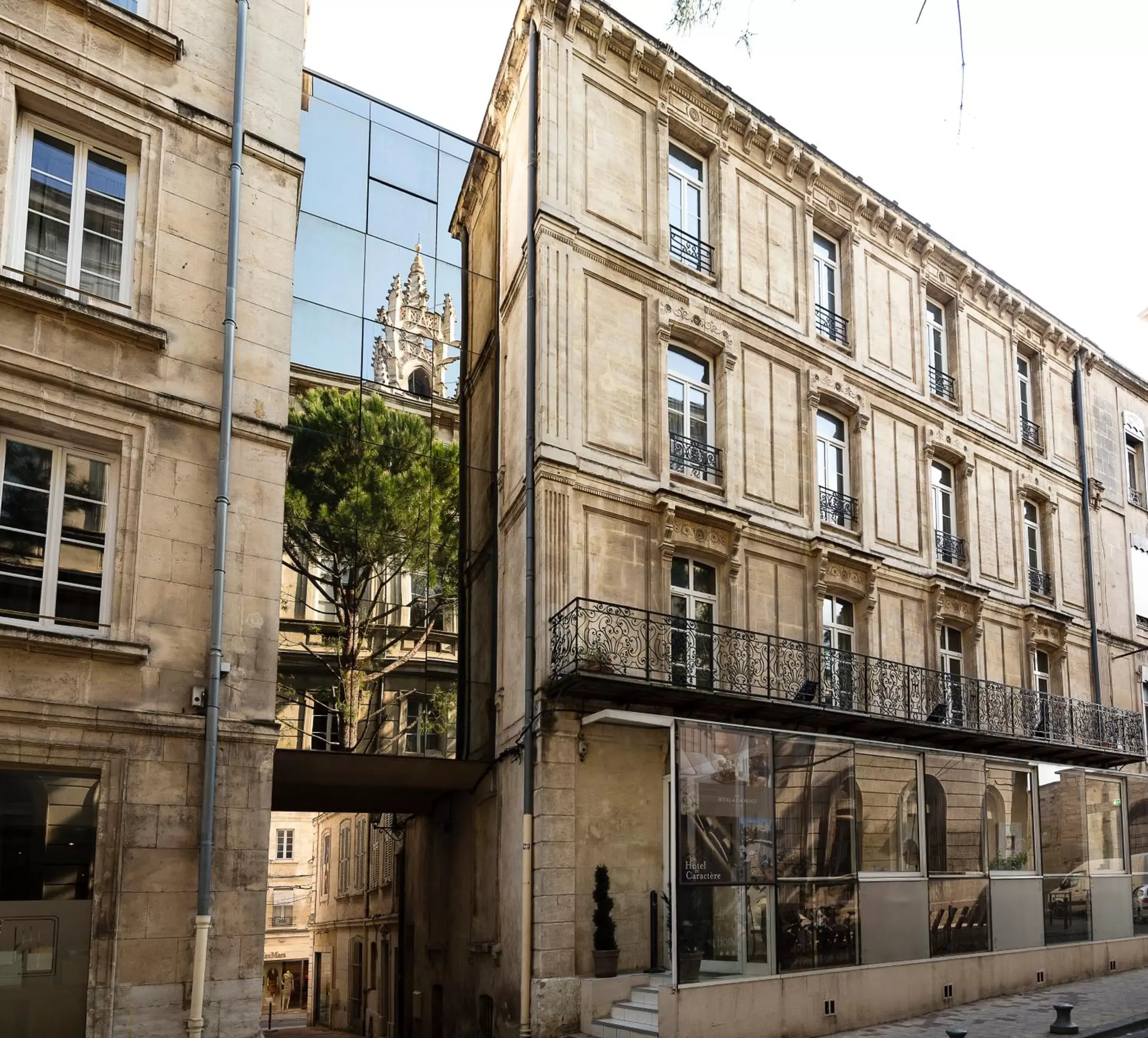 Facade/entrance, Property Building in Hôtel de l'Horloge