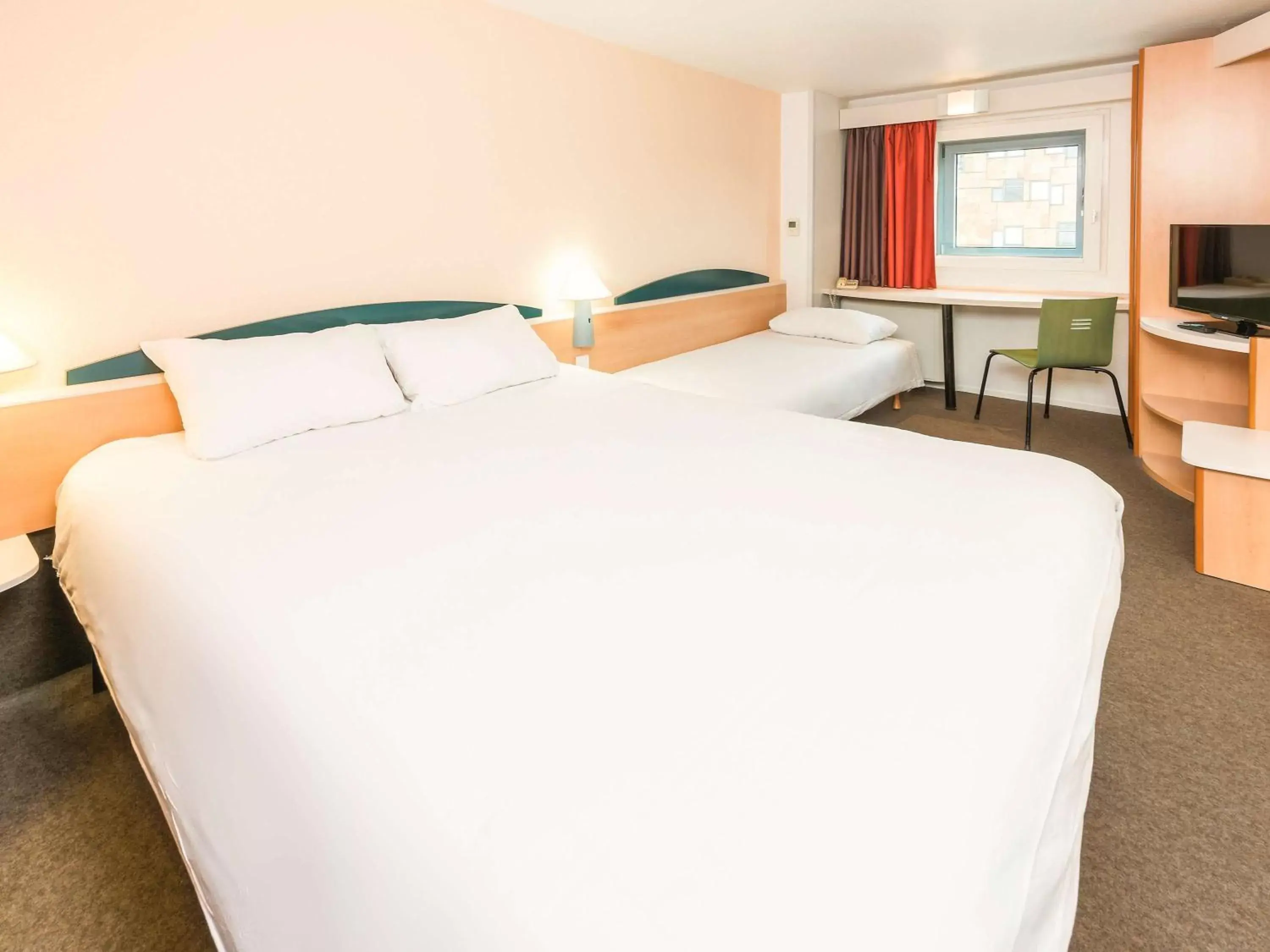 Photo of the whole room, Bed in ibis Bordeaux Centre Meriadeck