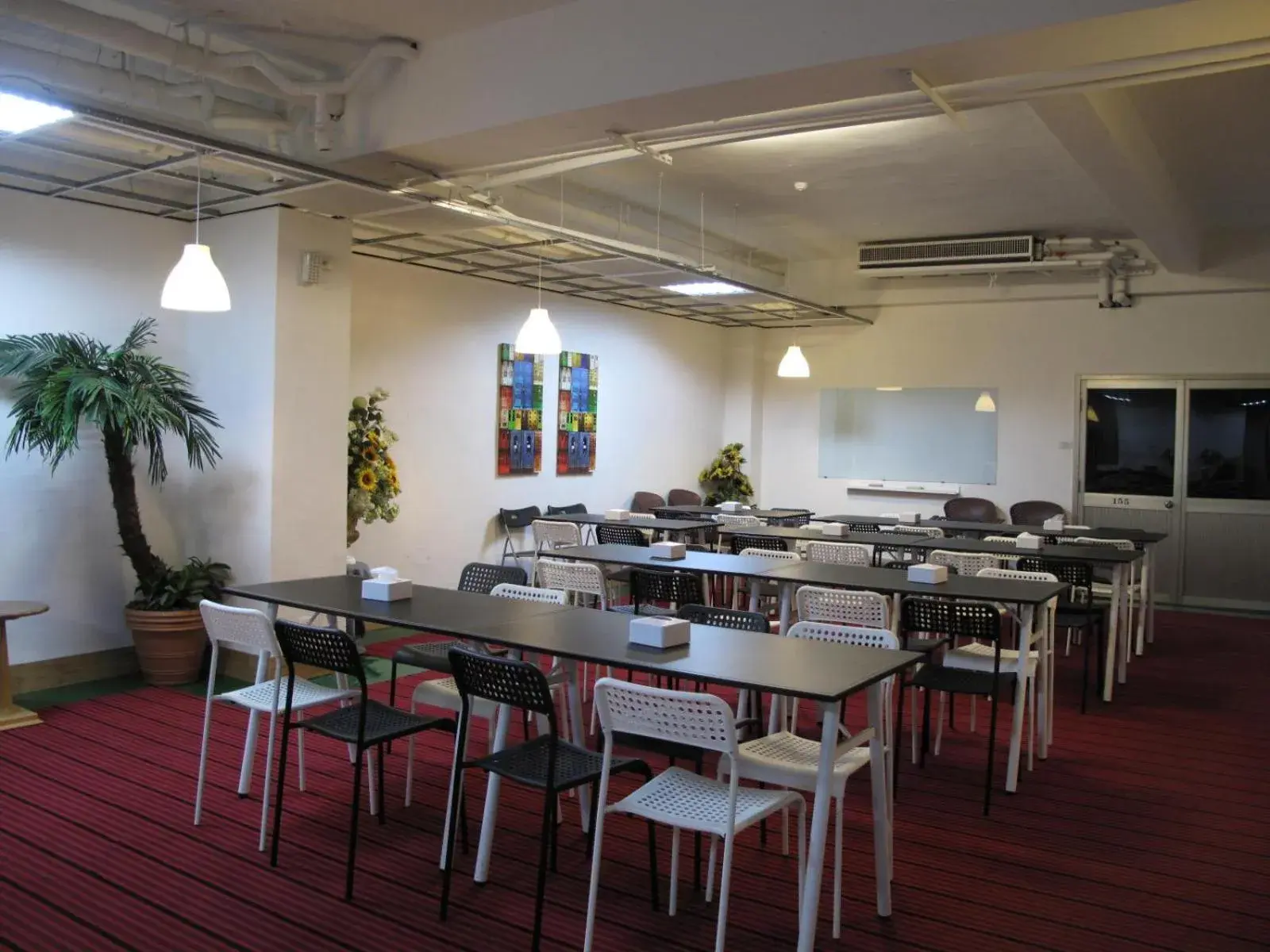 Business facilities, Restaurant/Places to Eat in Gaudi Hotel