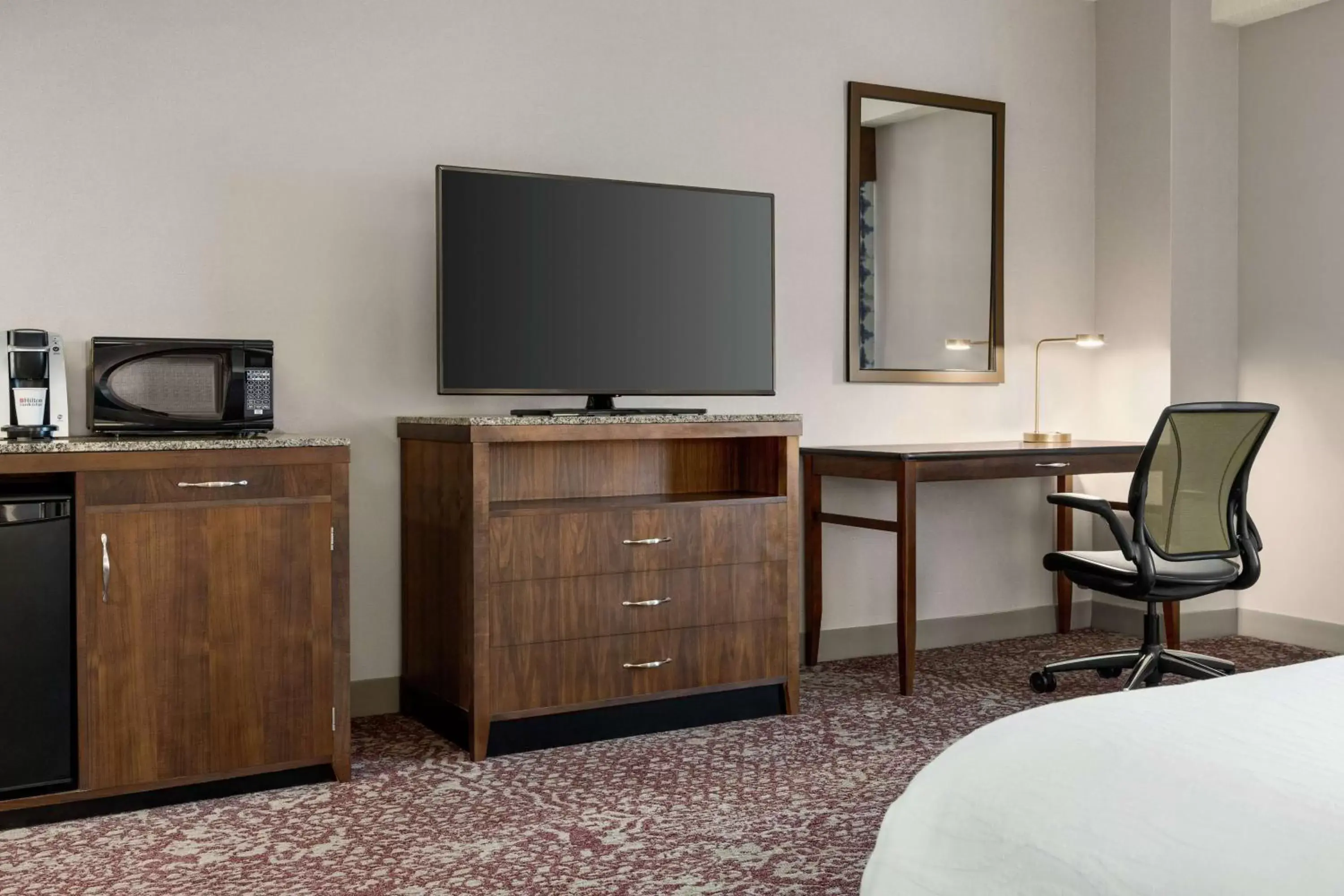 Bedroom, TV/Entertainment Center in Hilton Garden Inn Louisville Downtown