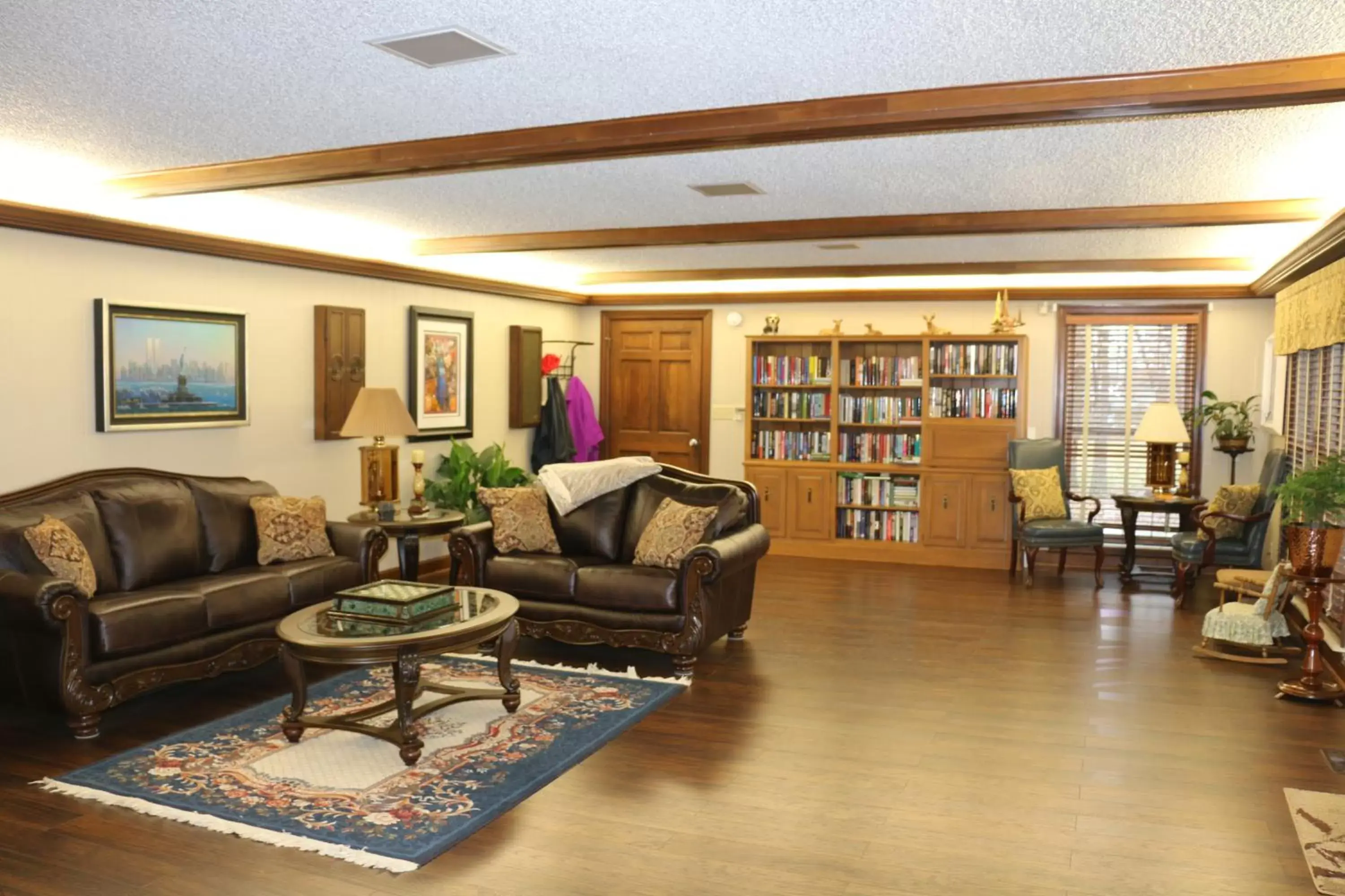 Living room, Library in Cedar Grove Inn