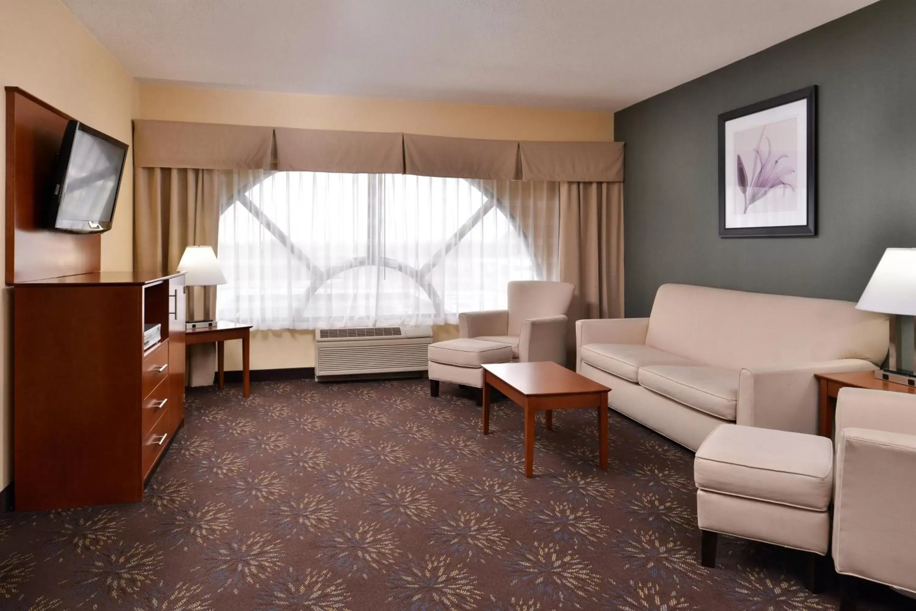 Photo of the whole room, Seating Area in Holiday Inn Express Hotel & Suites West Chester, an IHG Hotel
