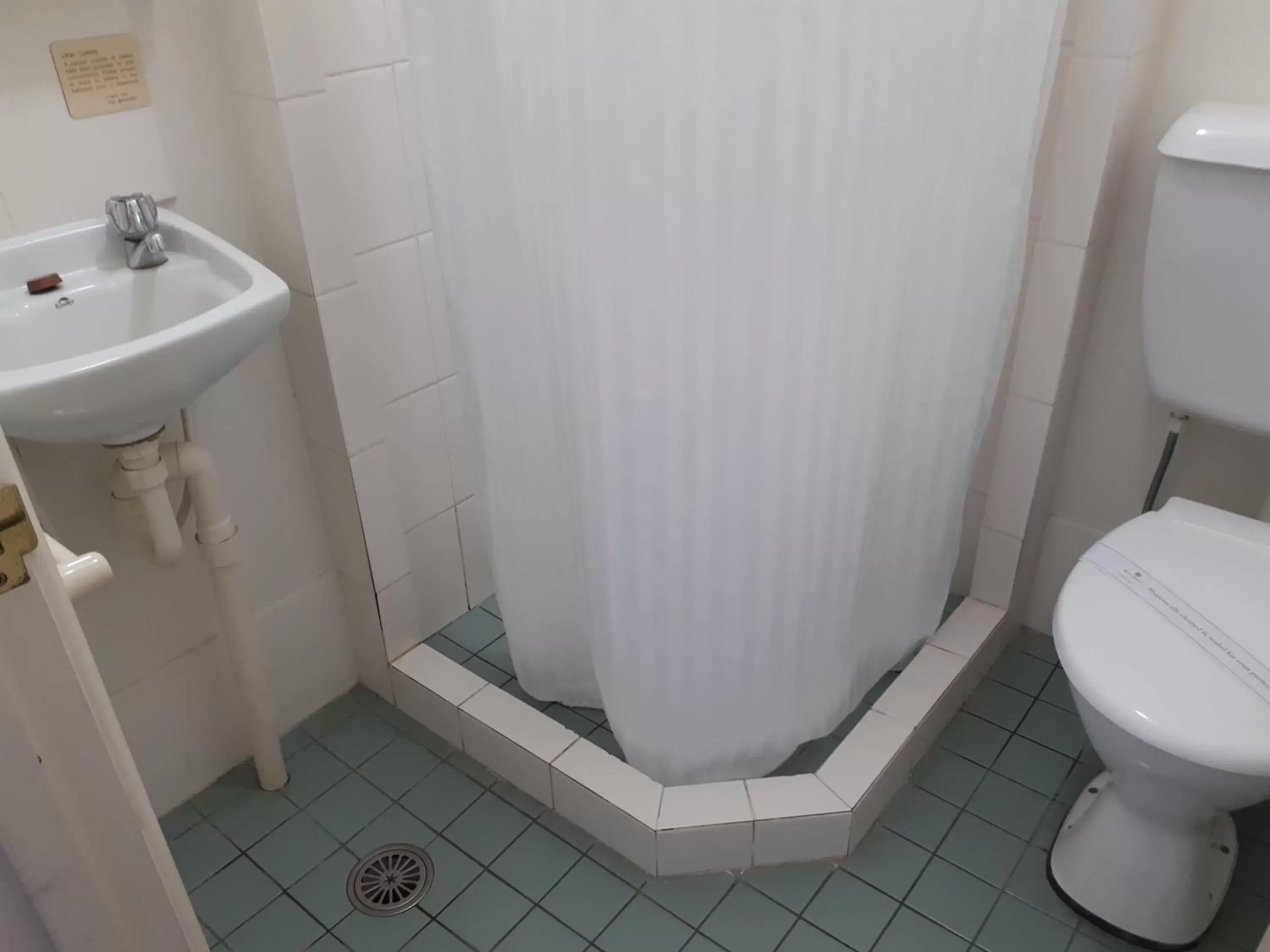 Toilet, Bathroom in Crest Motor Inn
