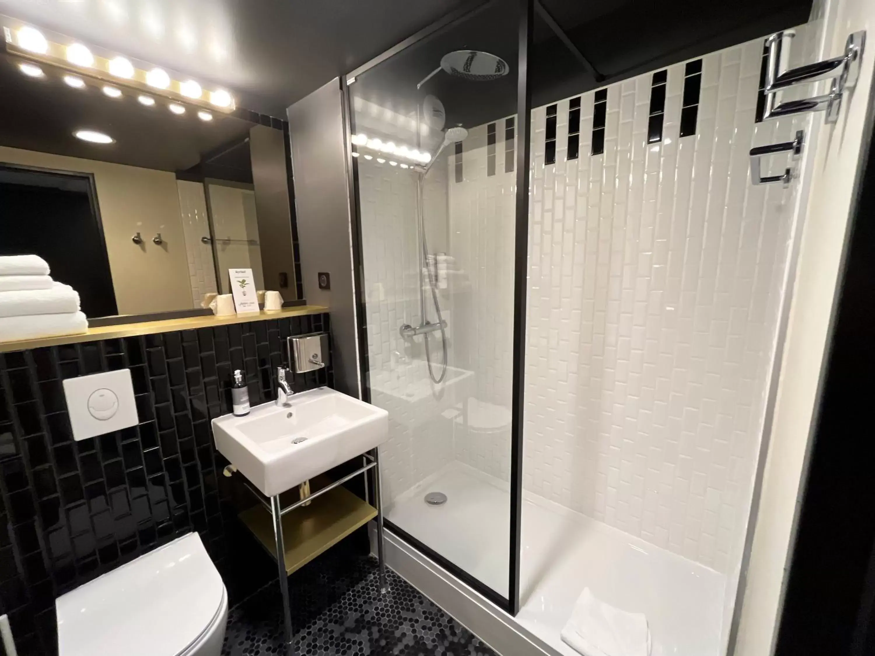 Shower, Bathroom in Kyriad - Créteil - Bonneuil-sur-Marne