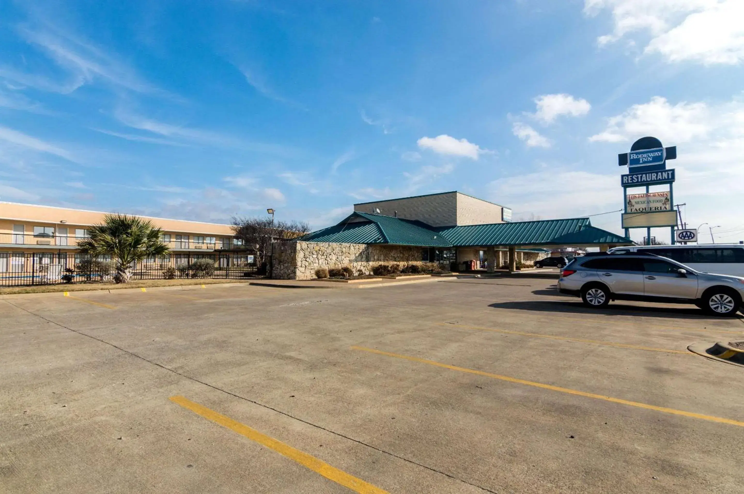 Property Building in Rodeway Inn Arlington