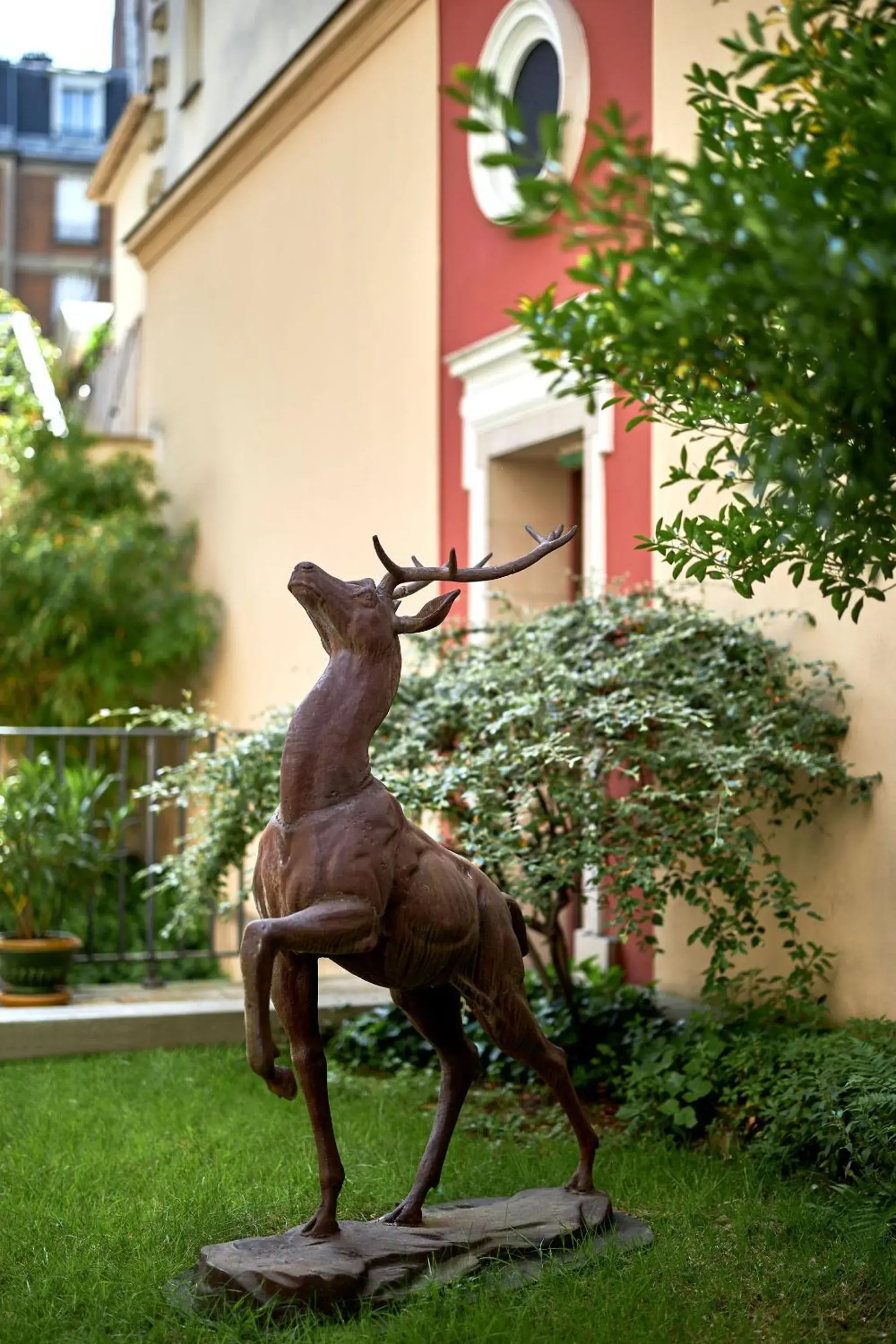 Patio, Other Animals in Best Western Saint Louis - Grand Paris Vincennes