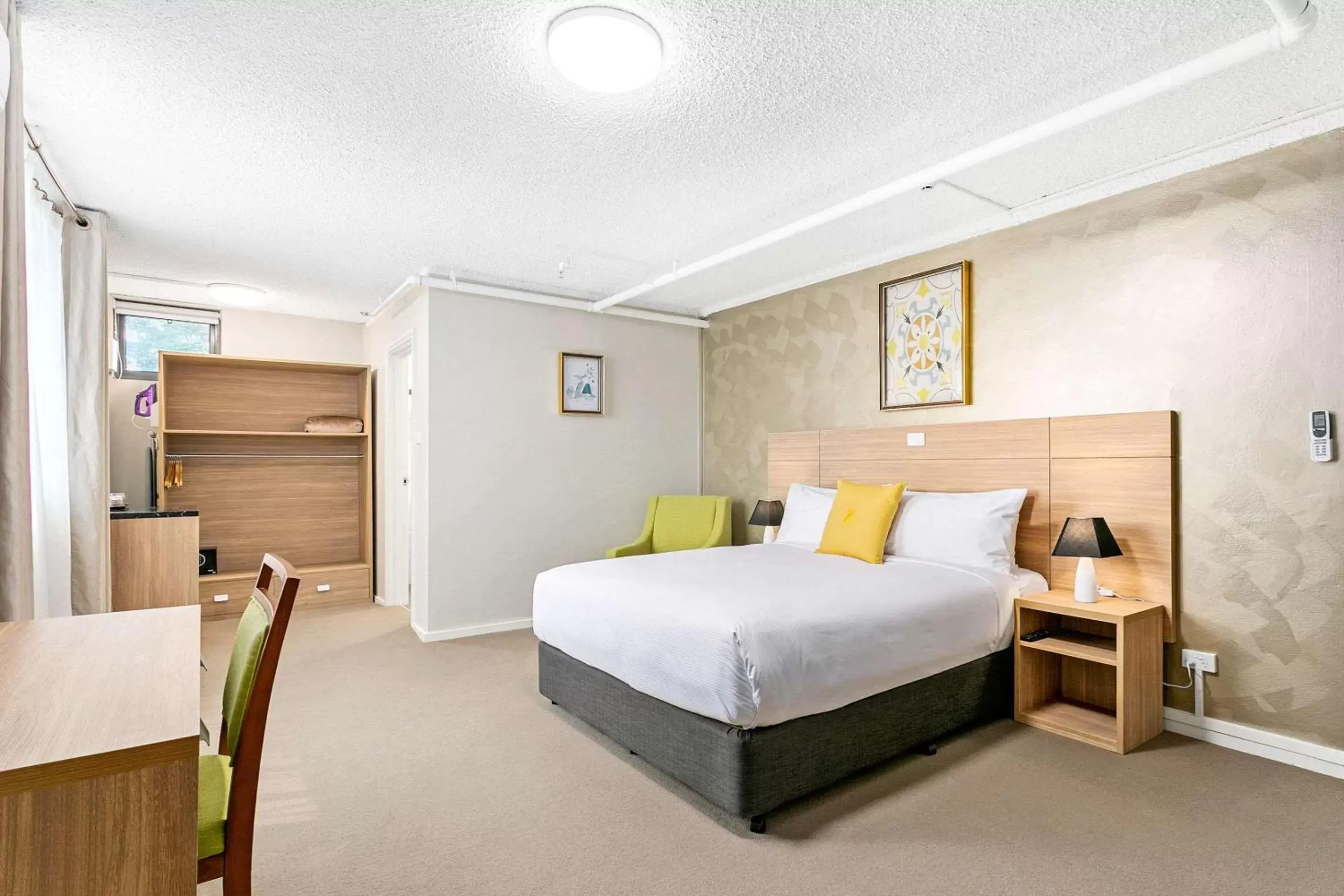 Photo of the whole room, Bed in Quality Inn Sunshine Haberfield