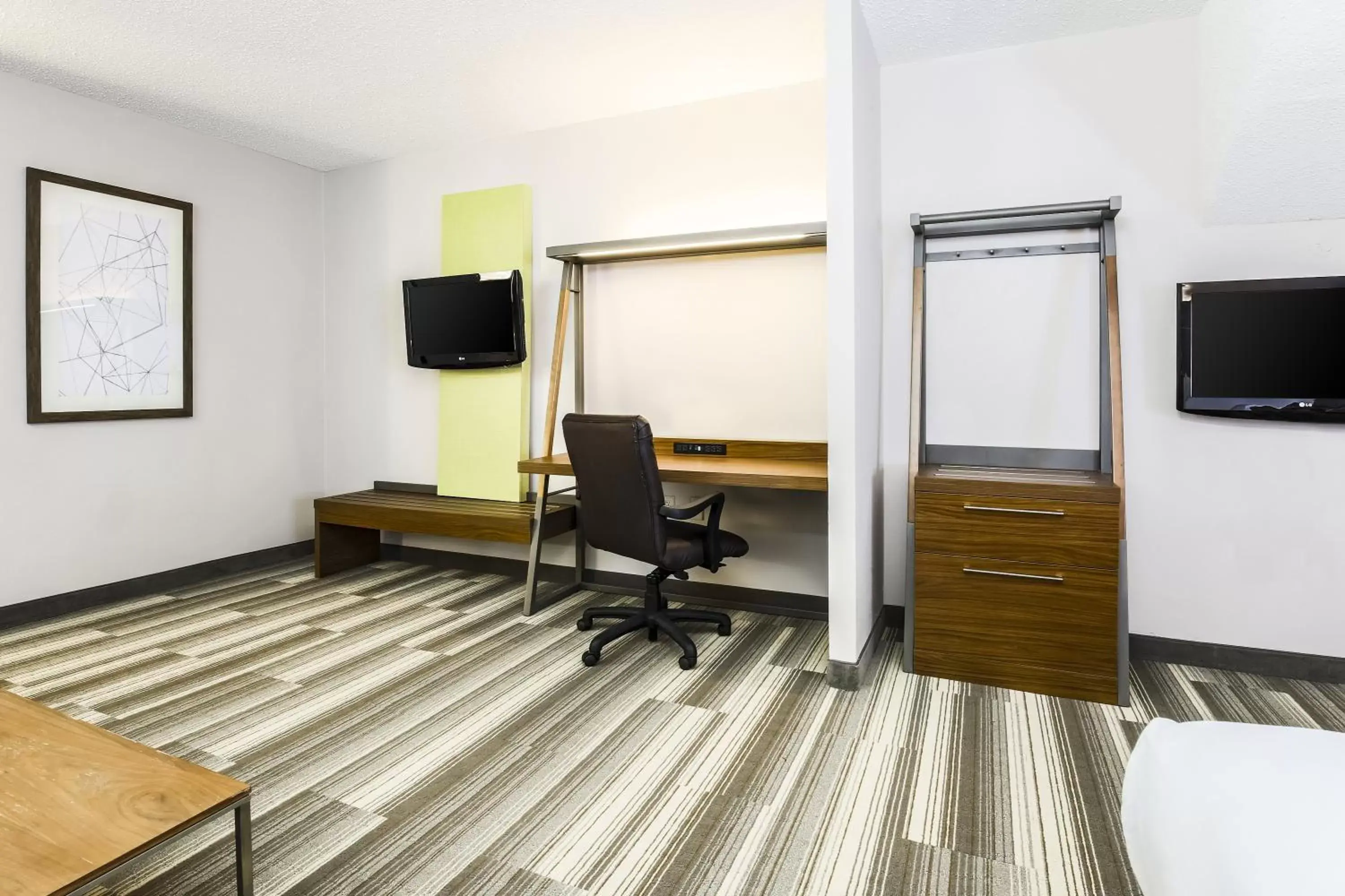 Photo of the whole room, TV/Entertainment Center in Holiday Inn Express Philadelphia NE - Langhorne, an IHG Hotel