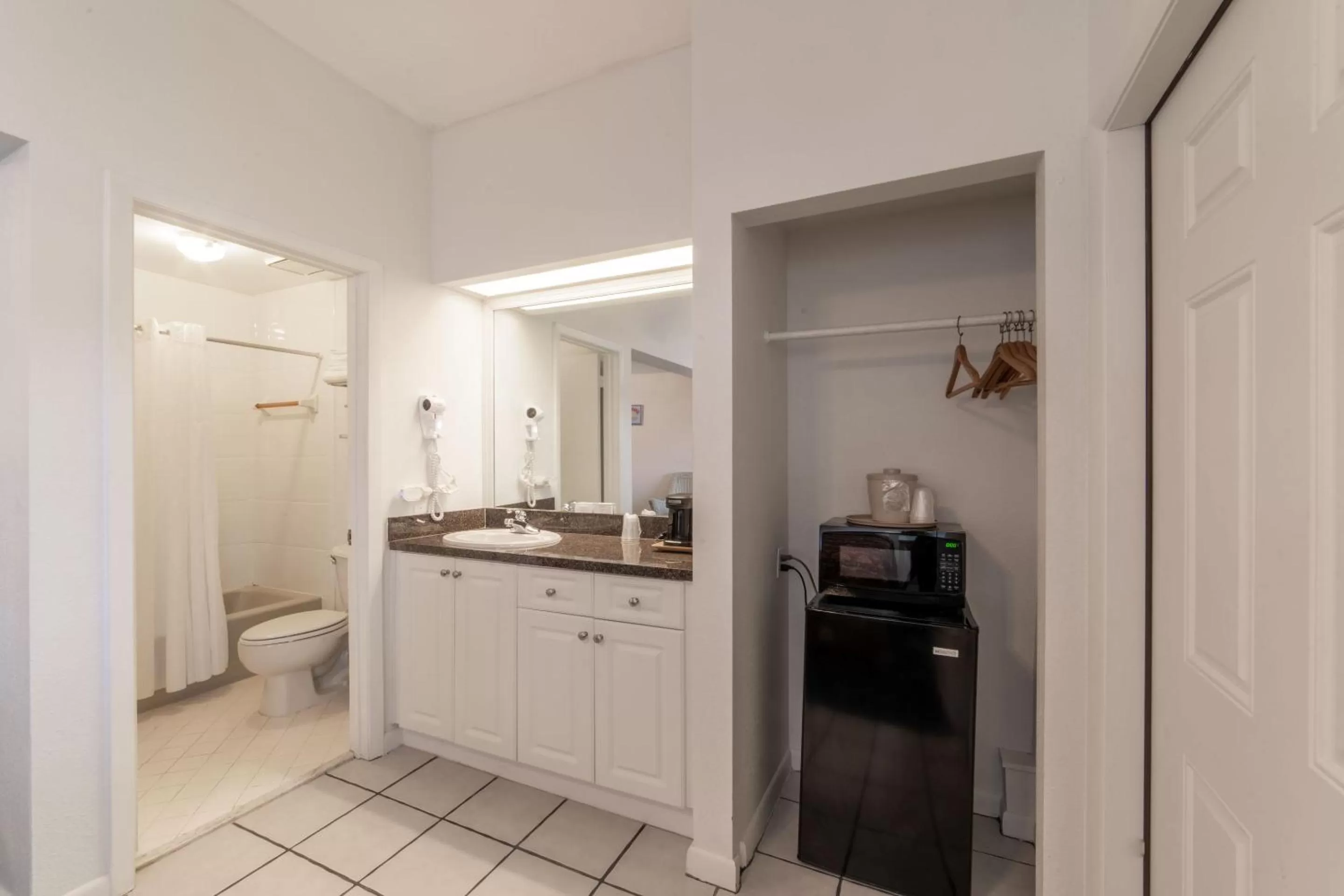 Bathroom in Captain's Table Hotel by Everglades Adventures