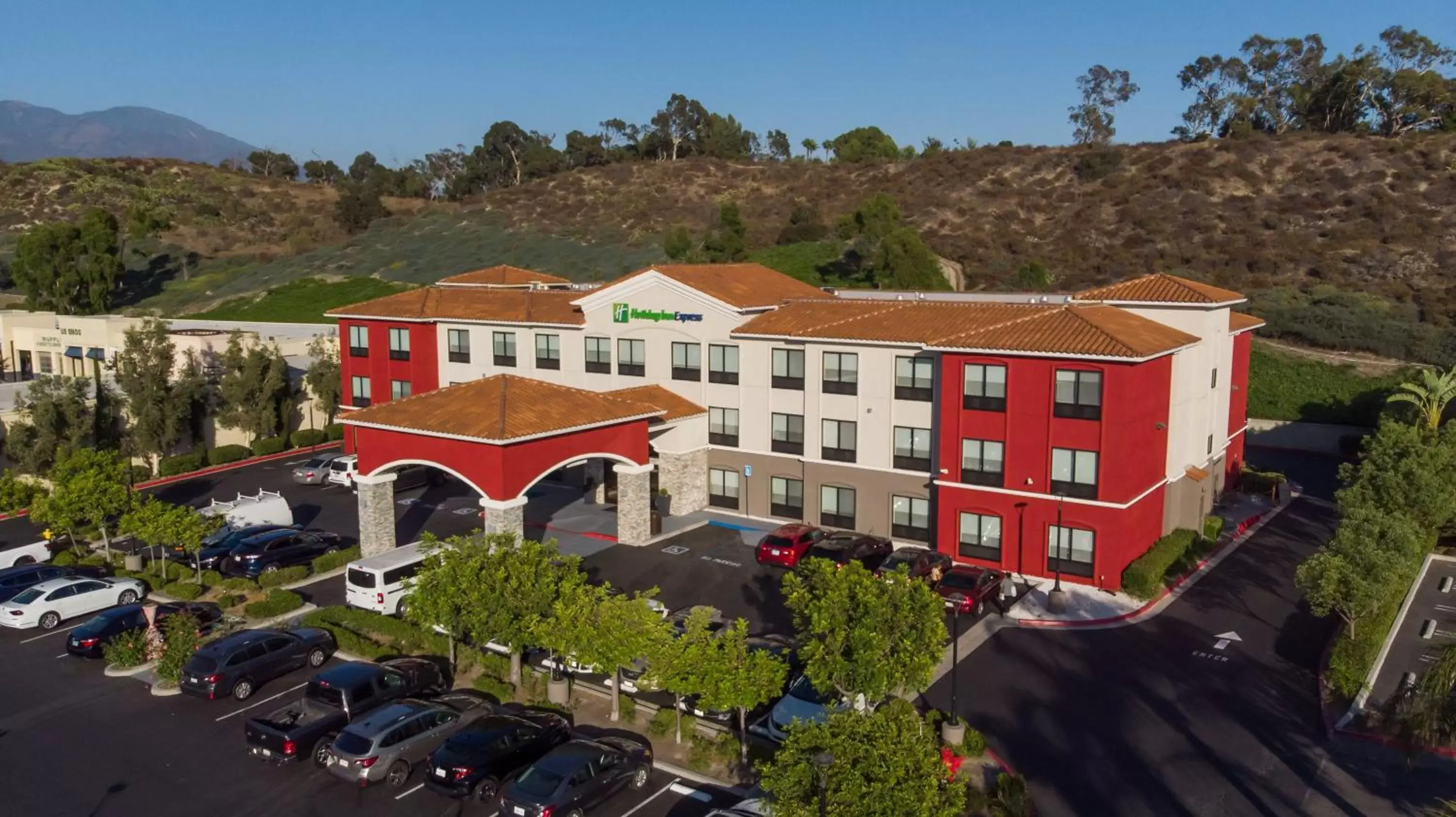 Property building, Bird's-eye View in Holiday Inn Express & Suites - Lake Forest, an IHG Hotel