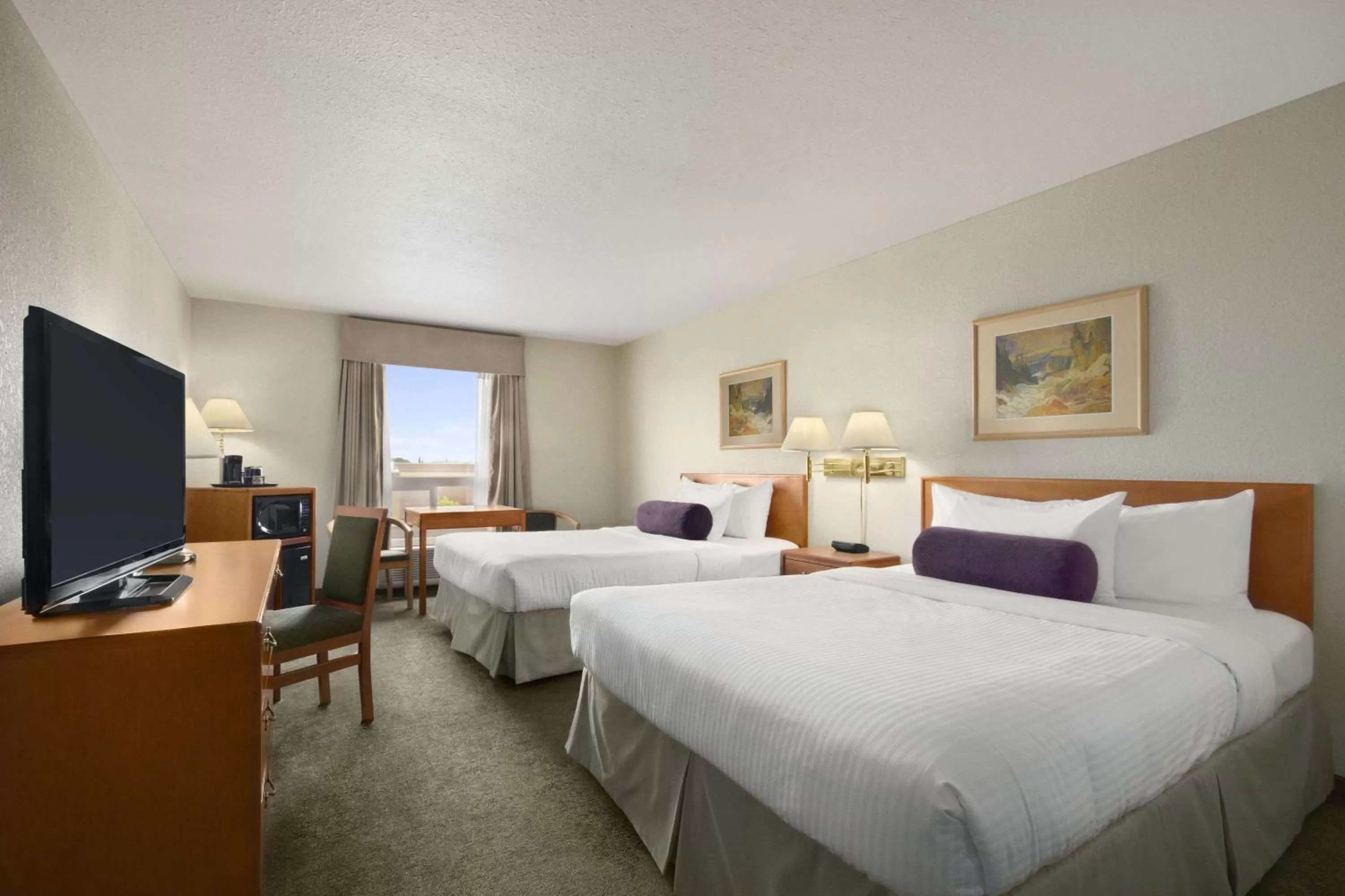 Photo of the whole room, Bed in Days Inn by Wyndham Red Deer