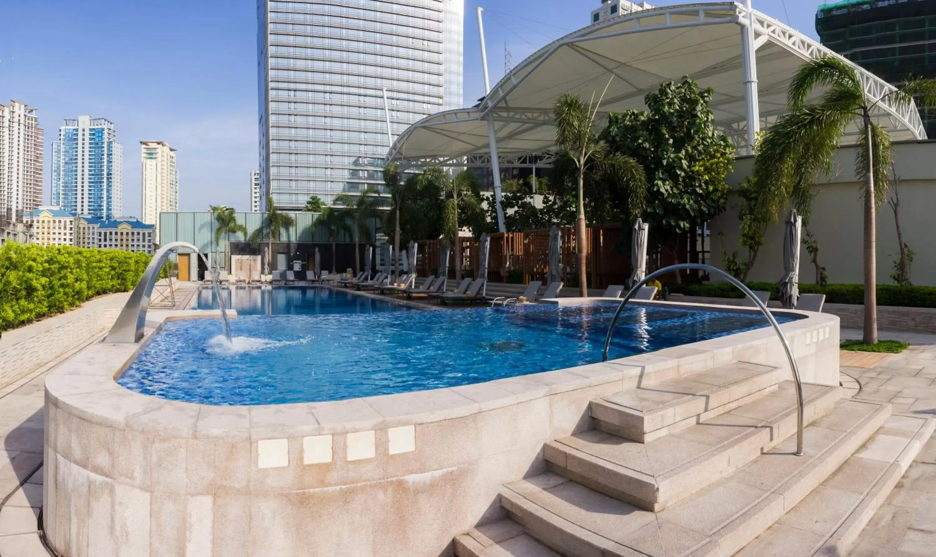 Swimming pool, Property Building in Shangri-La The Fort, Manila