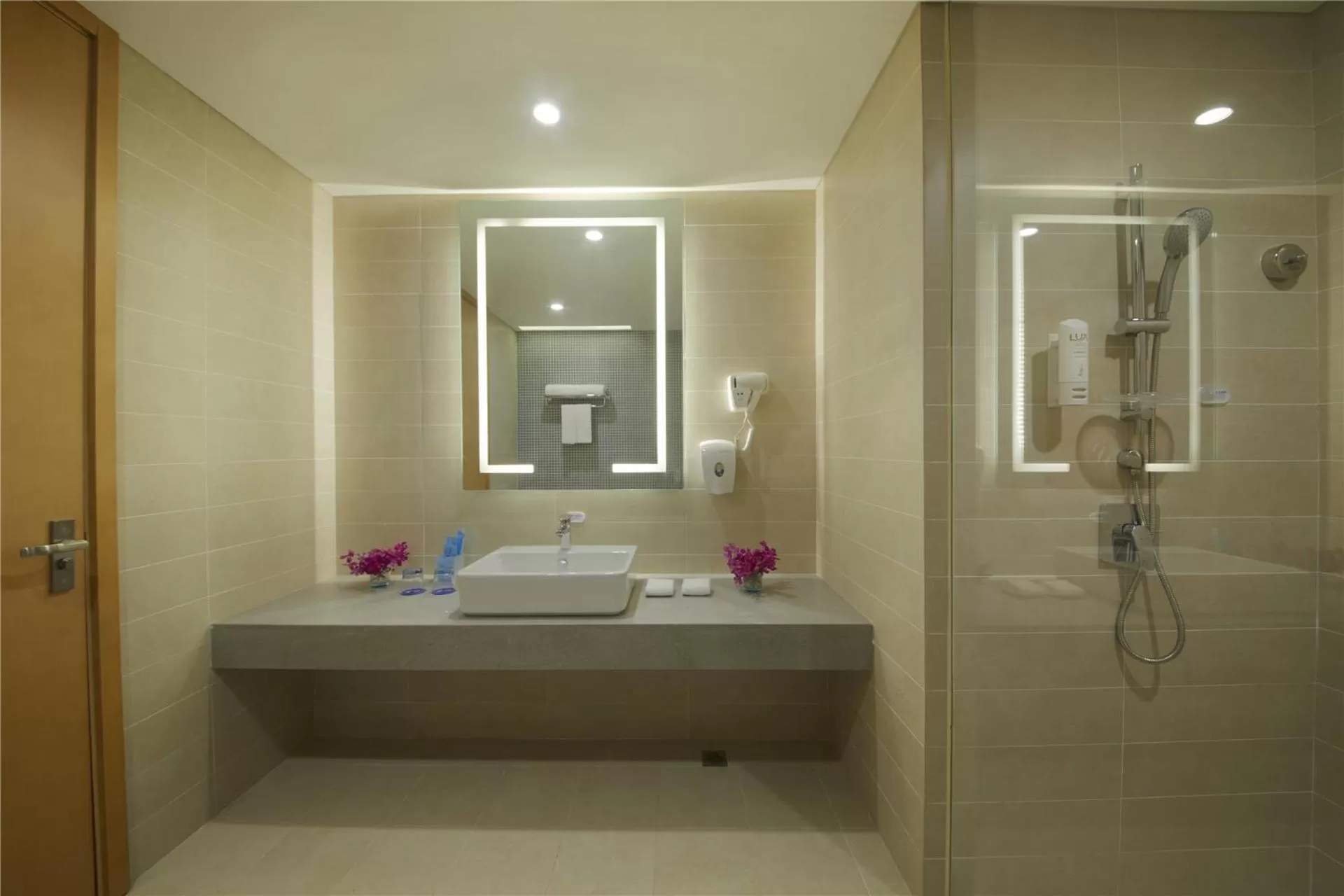 Bathroom in Holiday Inn Express Zhengzhou Zhengdong by IHG
