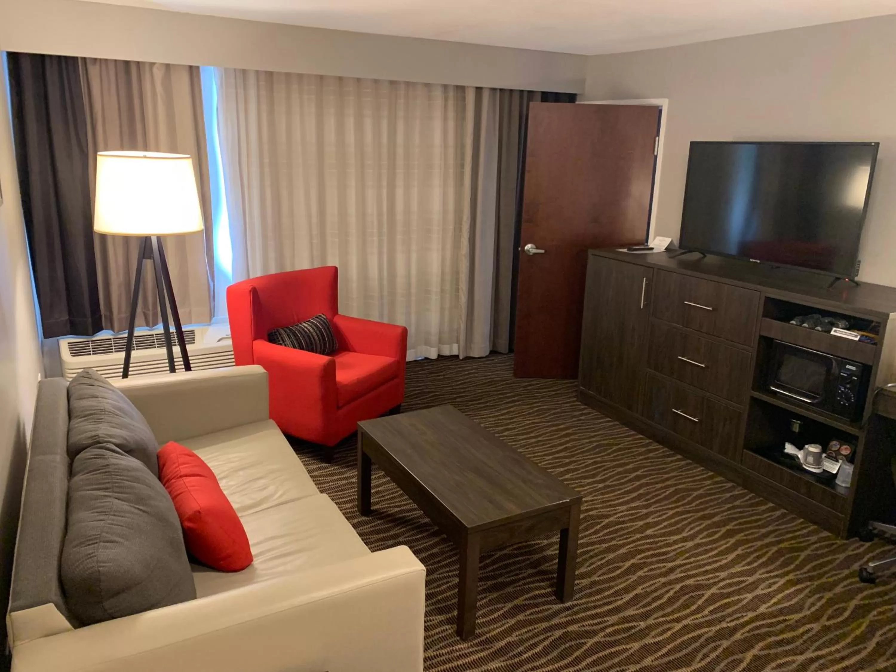 Living room in Country Inn & Suites by Radisson, Rochester-Pittsford-Brighton, NY