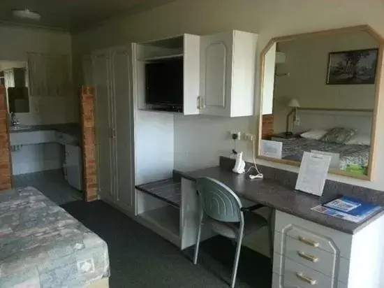TV and multimedia, Kitchen/Kitchenette in The Crossing Motel