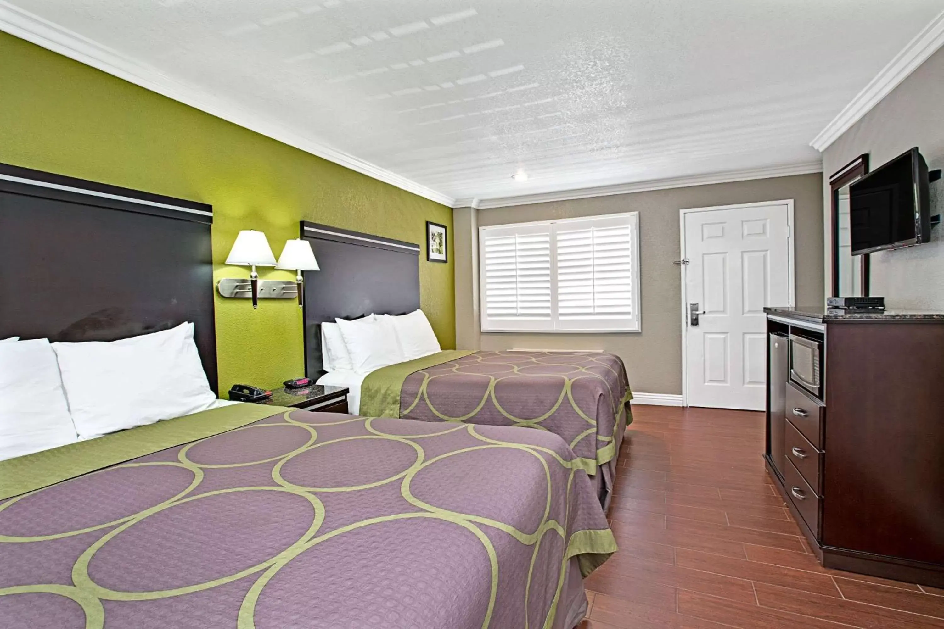 Photo of the whole room, Bed in Super 8 By Wyndham Inglewood/LAX