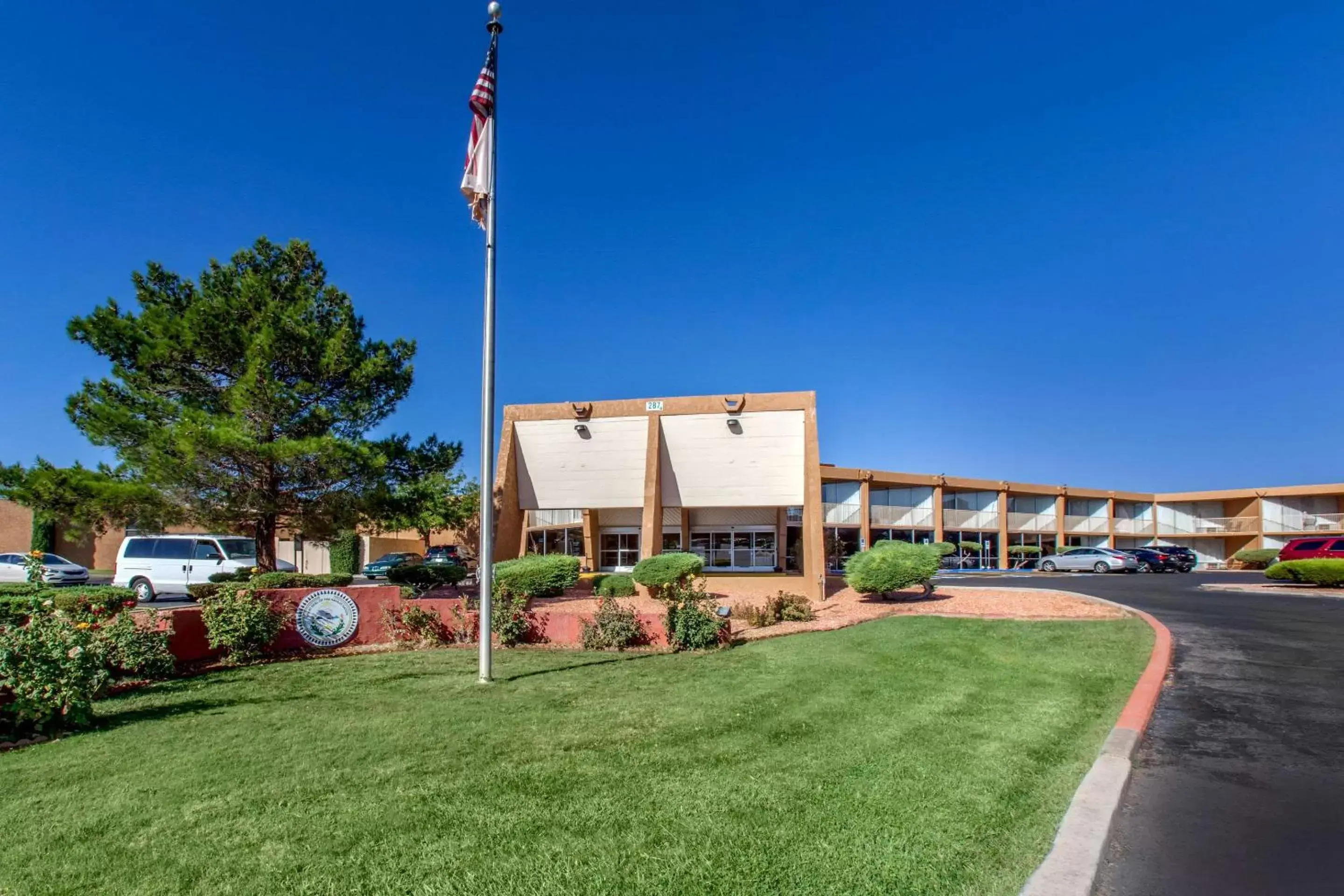 Property Building in Quality Inn View of Lake Powell – Page