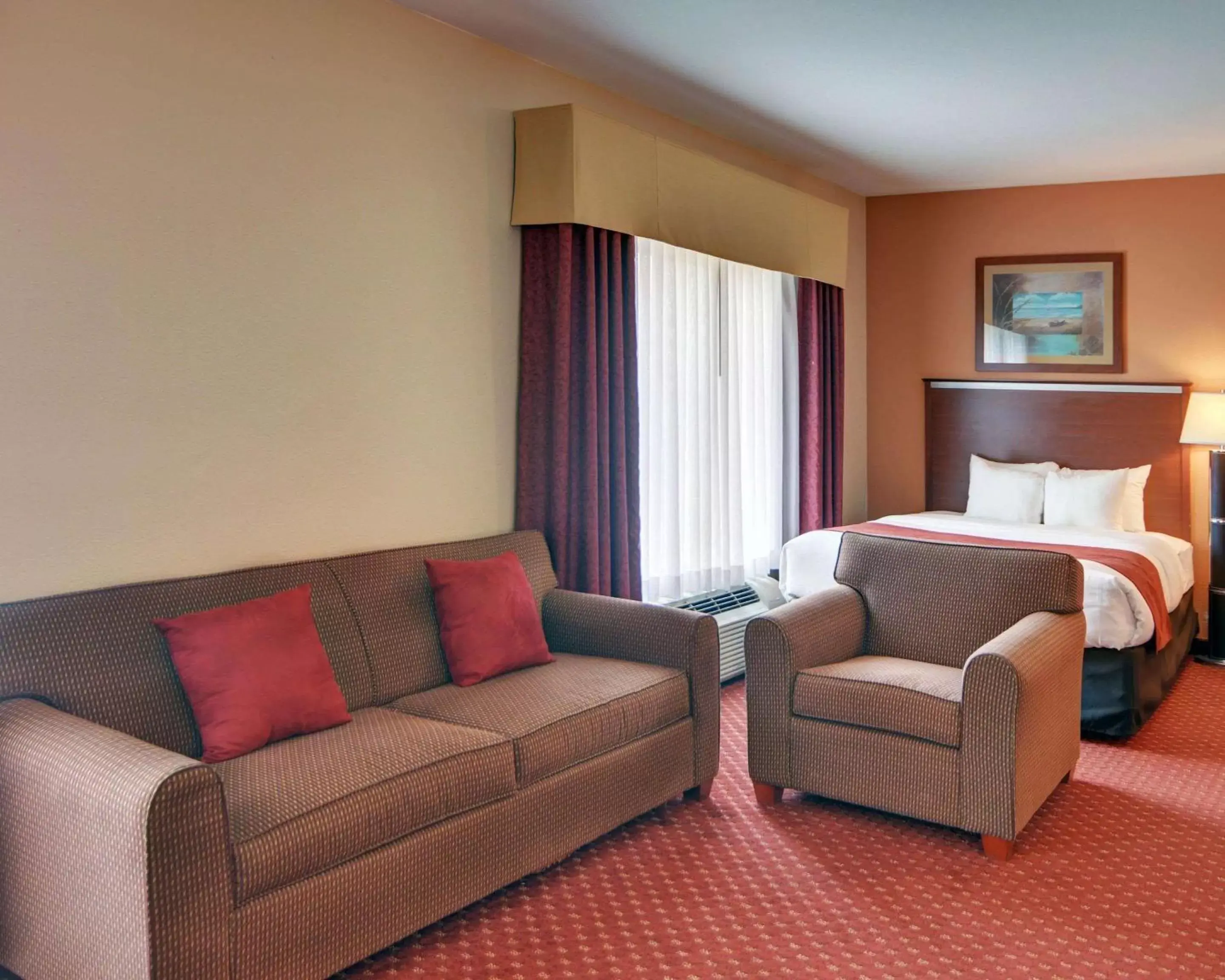 Photo of the whole room in Quality Suites Near Cedar Creek Lake