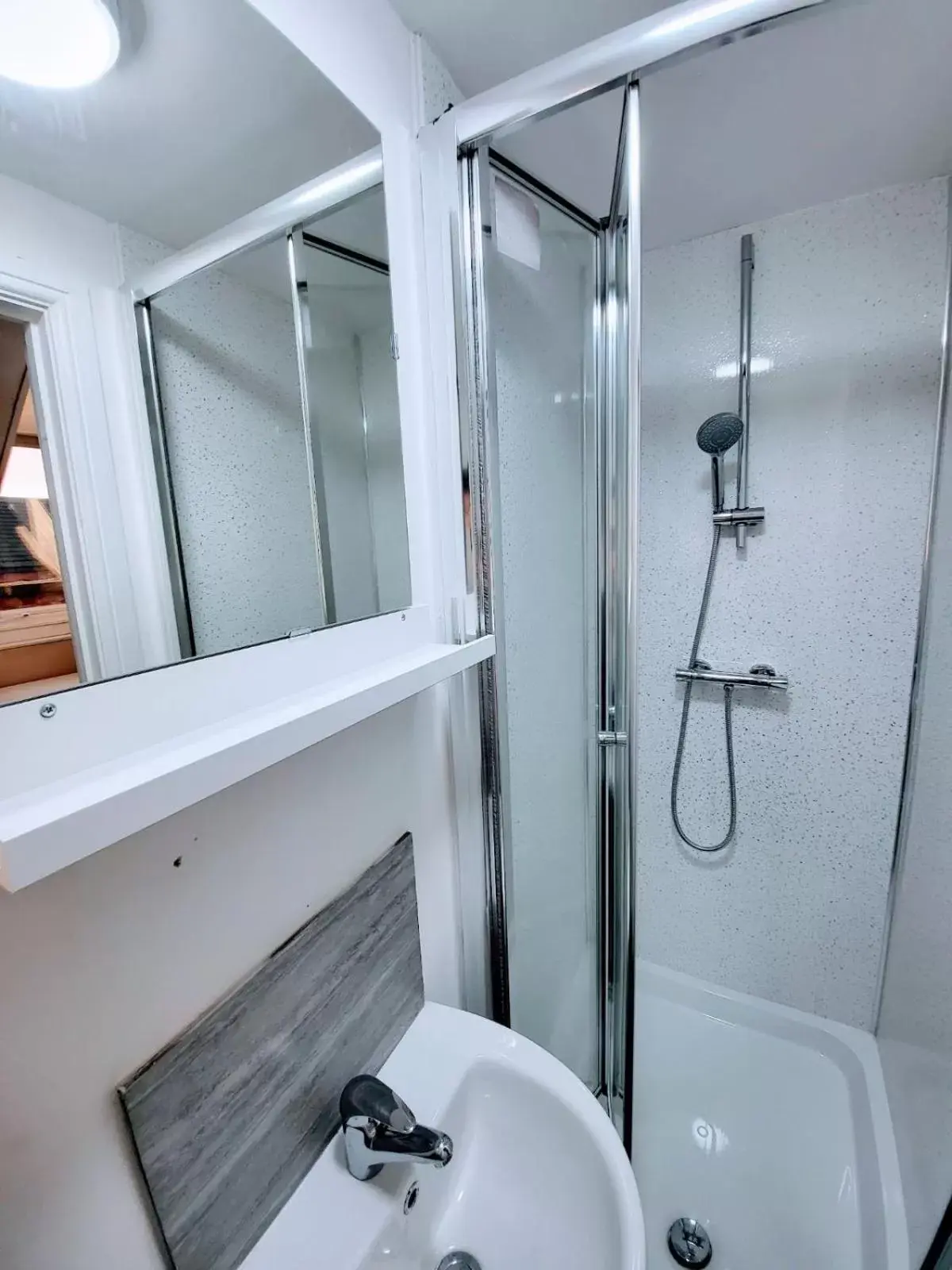 Shower, Bathroom in Easy Living Nottingham - Burns Street