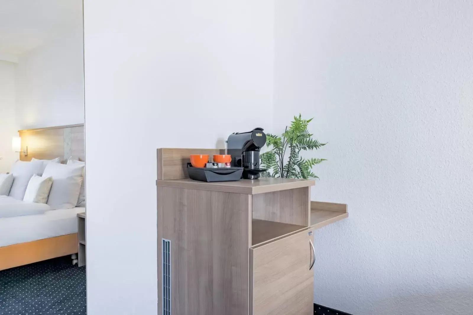 Coffee/tea facilities, Bed in acora Düsseldorf Living the City - Apartments Coffee/tea facilities, Bed in acora Düsseldorf Living the City - Apartments