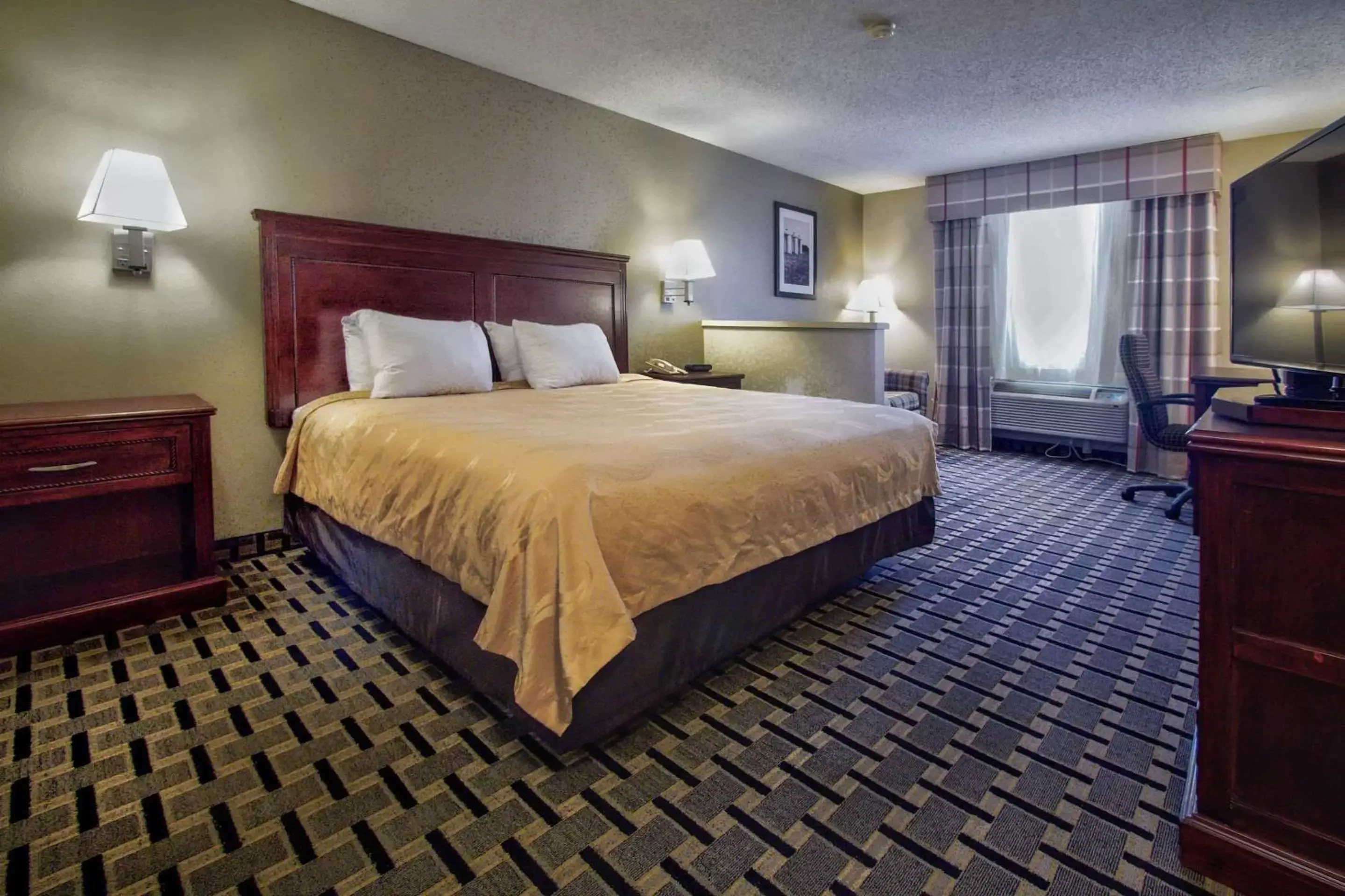 Photo of the whole room, Bed in Quality Inn Moore - Oklahoma City