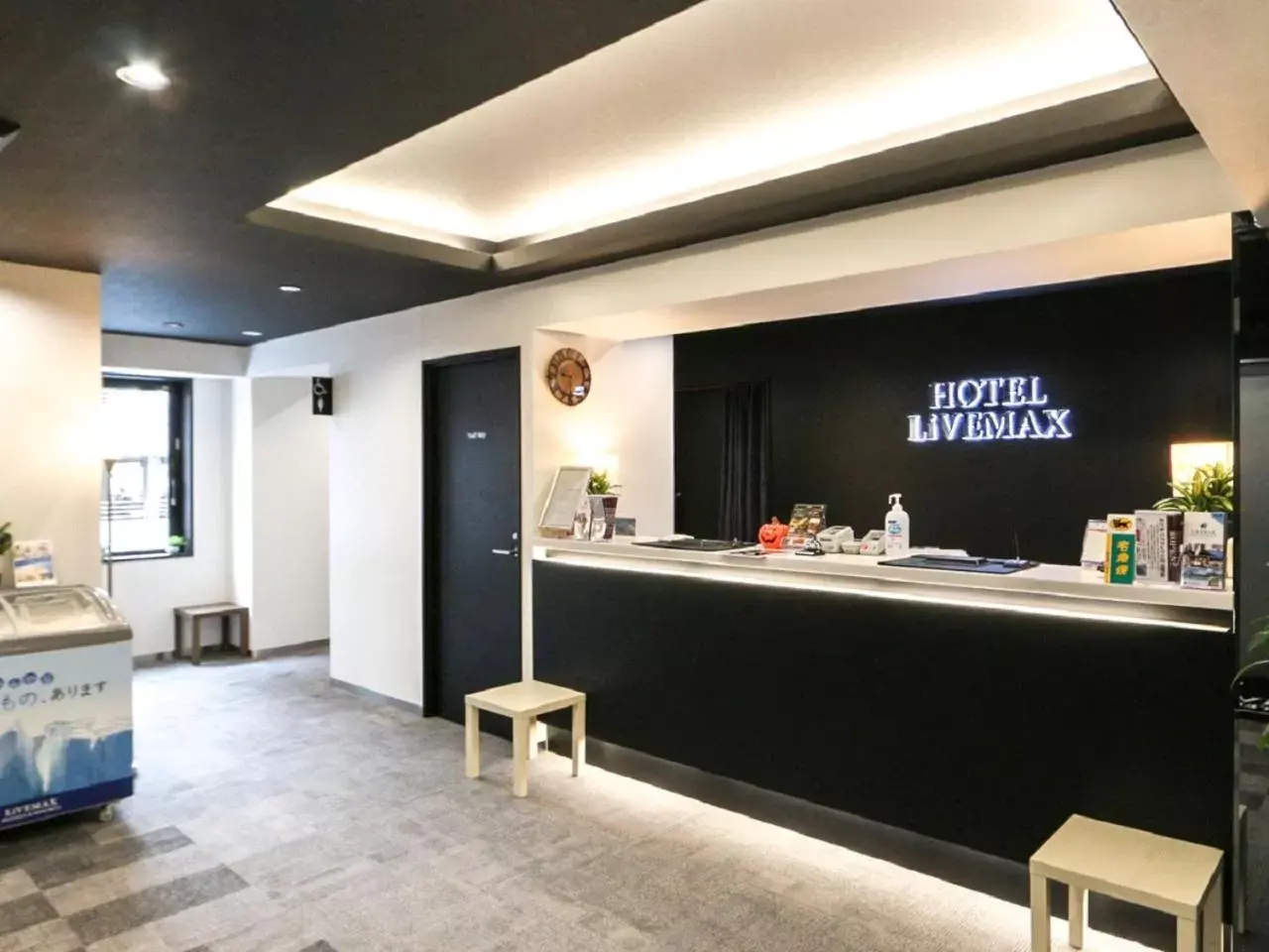Lobby or reception in HOTEL LiVEMAX Numazu Ekimae Hotel