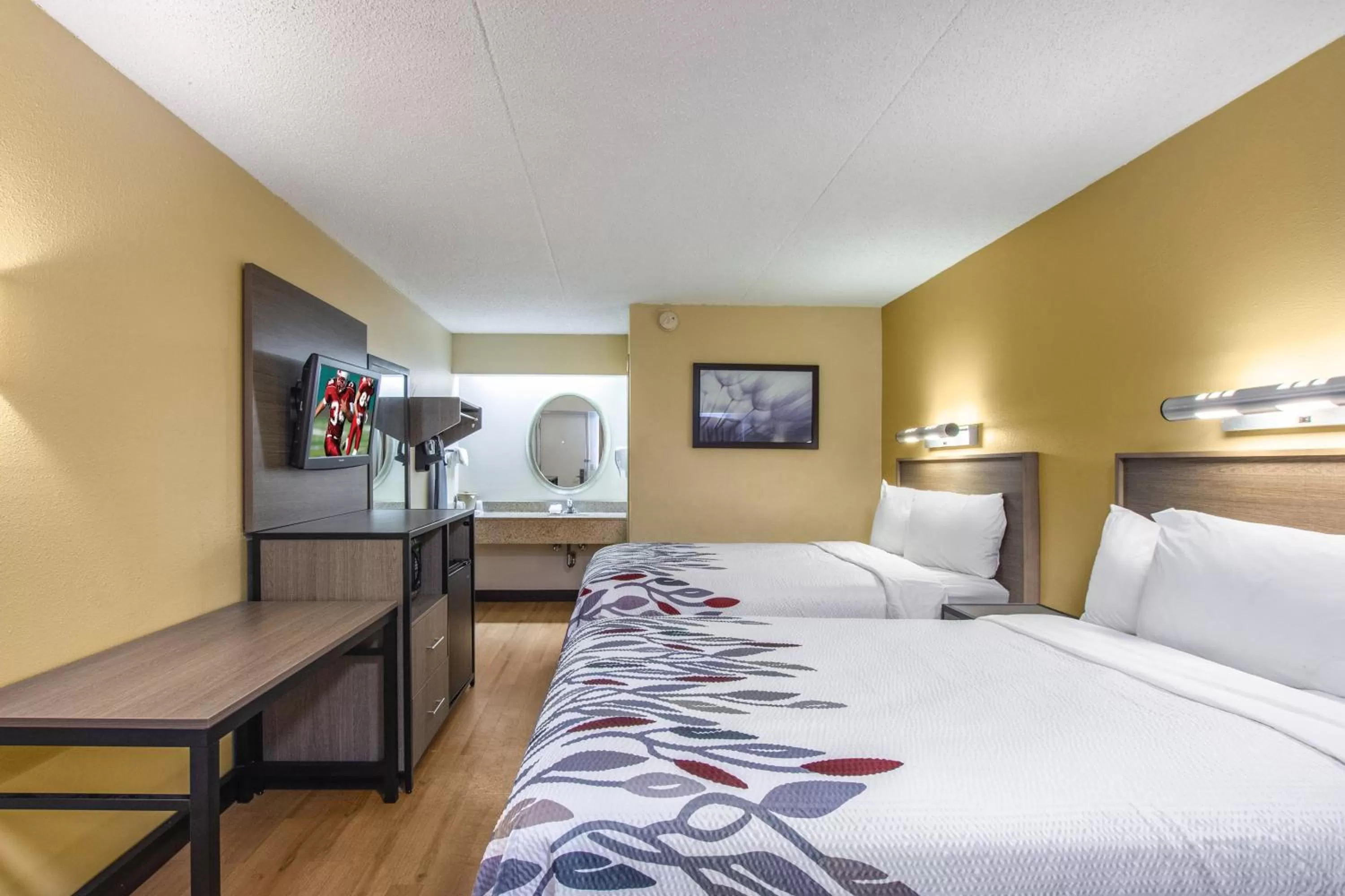 Photo of the whole room, Bed in Red Roof Inn Kalamazoo West - Western Michigan U