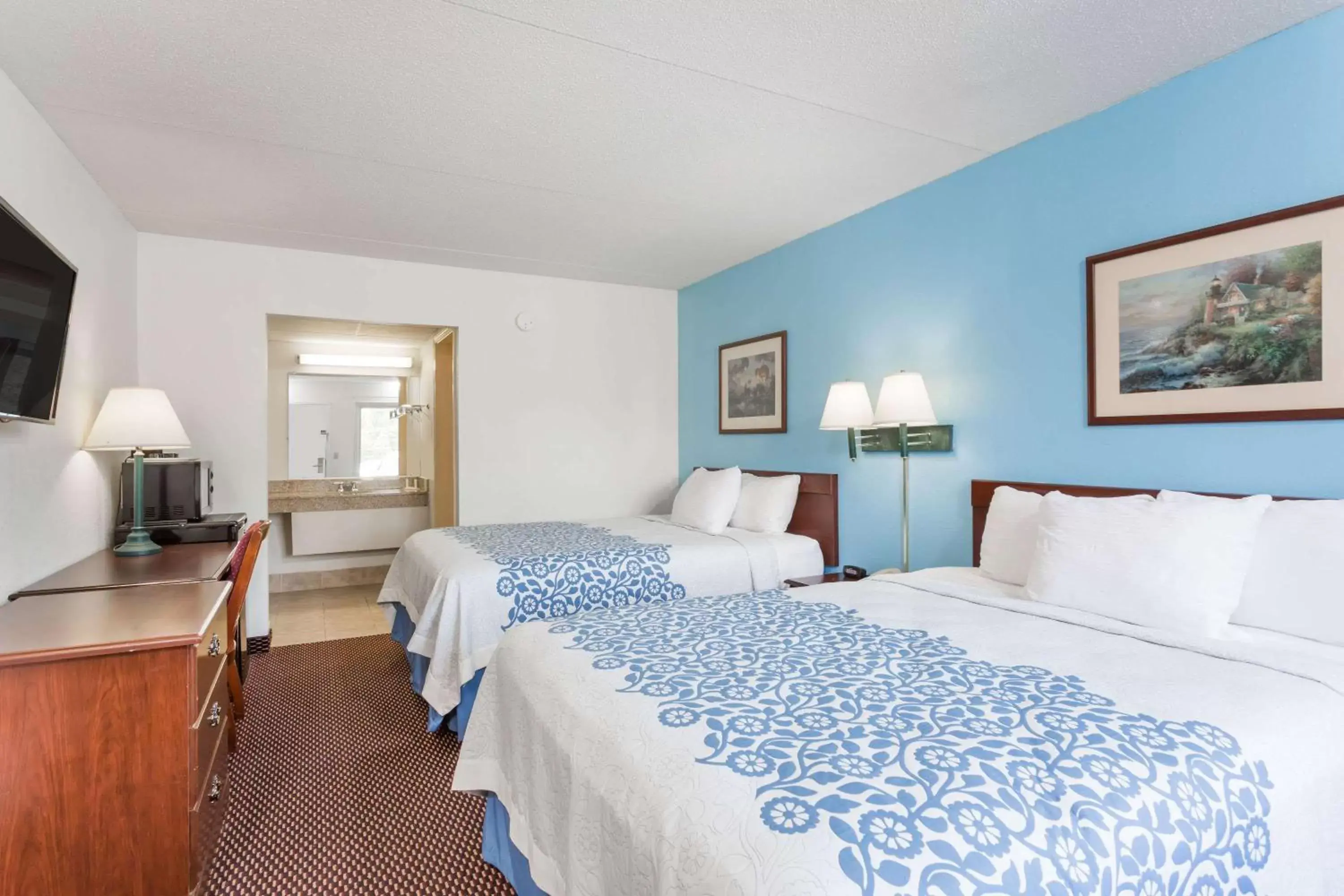 Photo of the whole room, Bed in Hamilton Inn Jonesville I-77