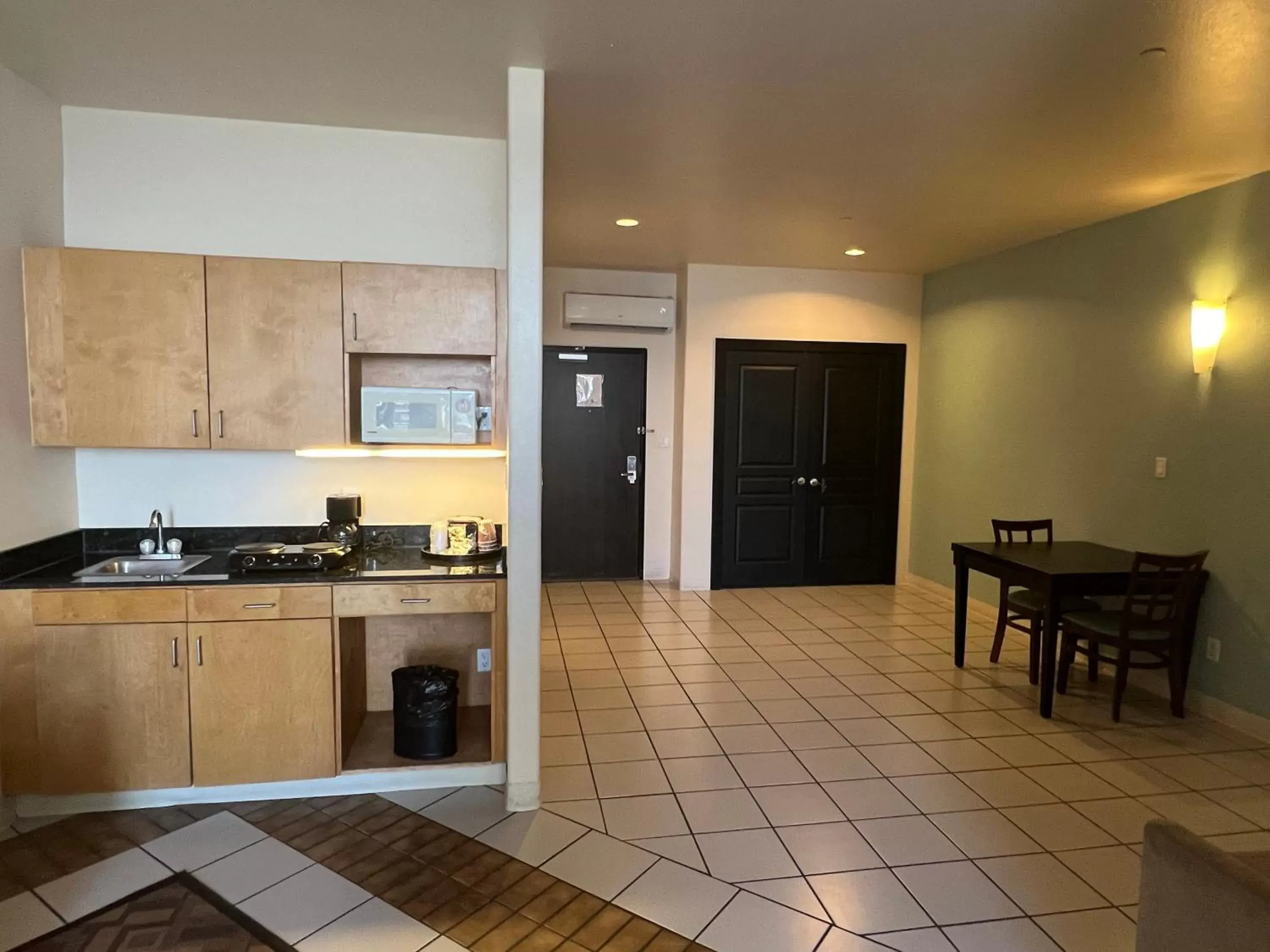 Kitchen/Kitchenette in Sunchase Inn & Suites