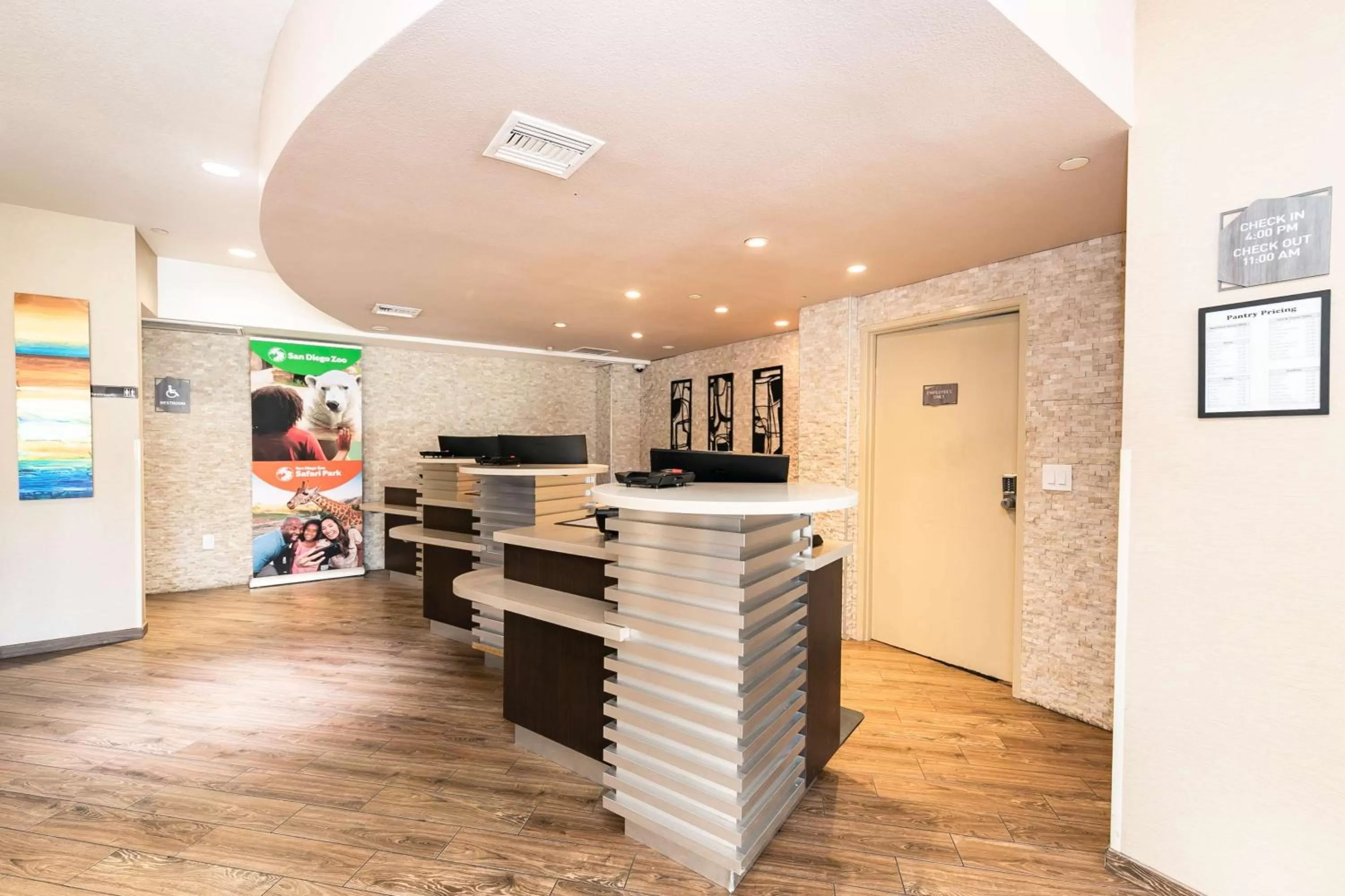 Lobby or reception in Best Western Inn & Suites San Diego Zoo -SeaWorld Area