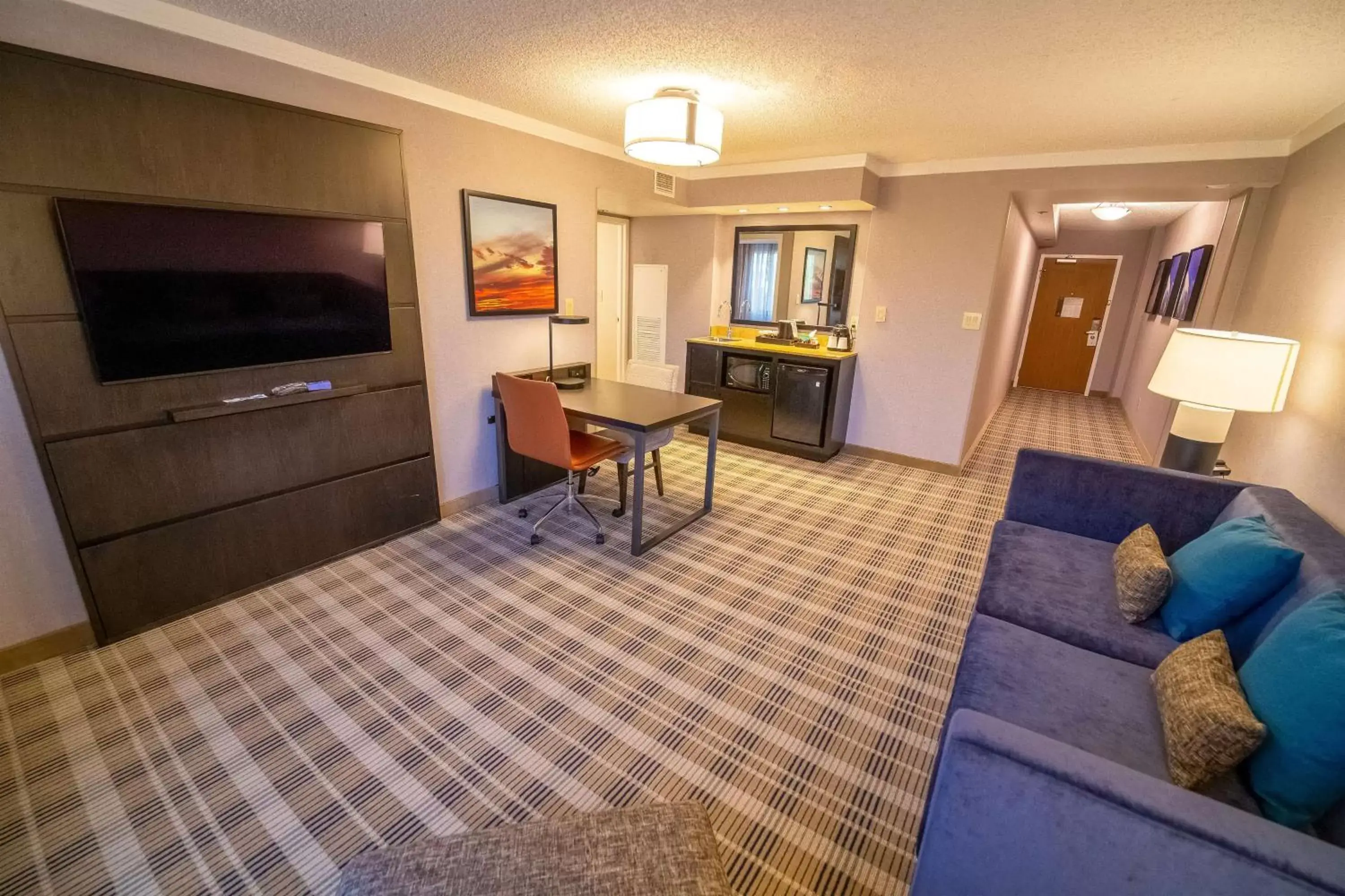 Bedroom, Seating Area in Embassy Suites by Hilton Kansas City Overland Park