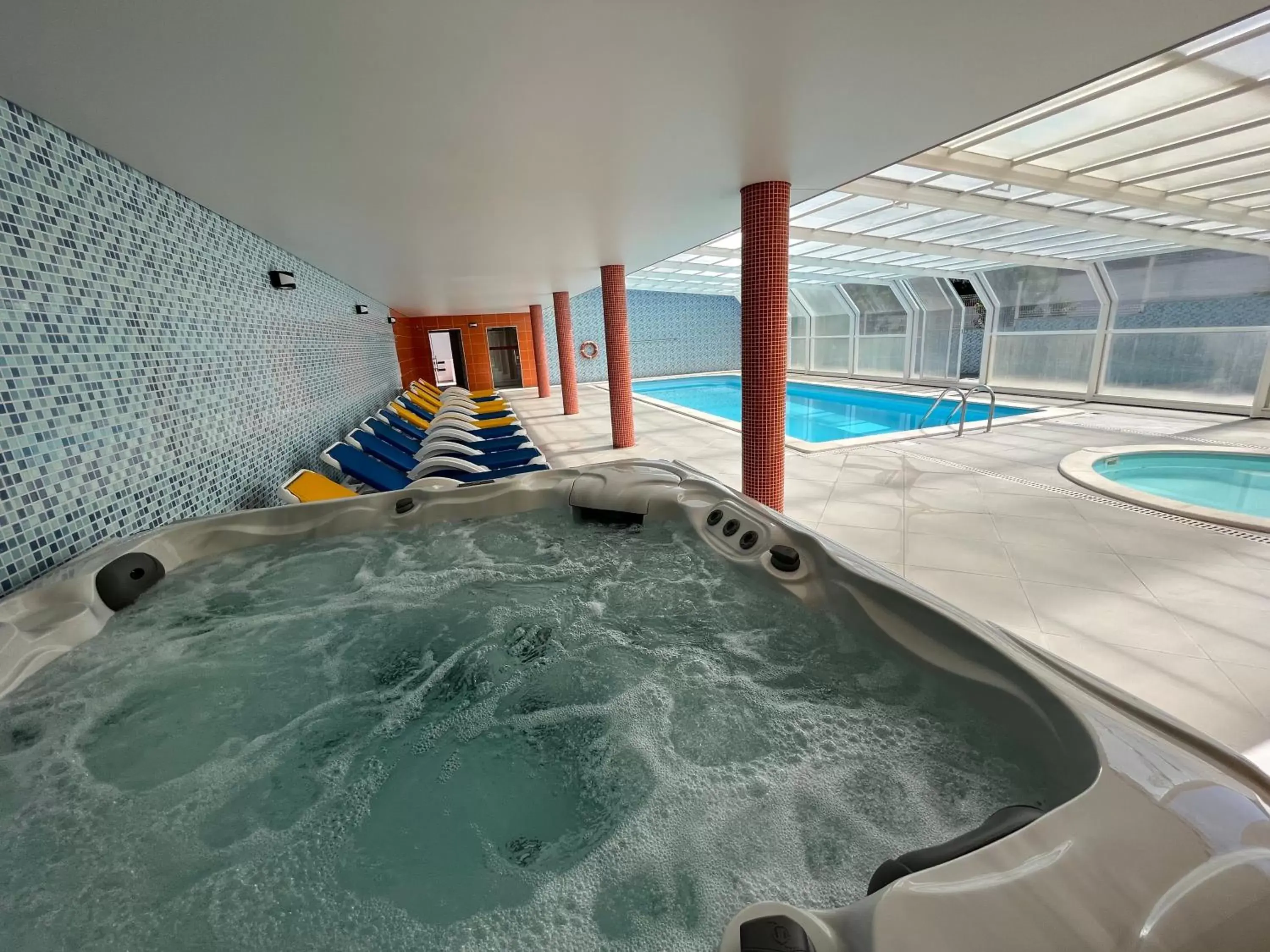 Hot Tub, Swimming Pool in Hotel Colmeia