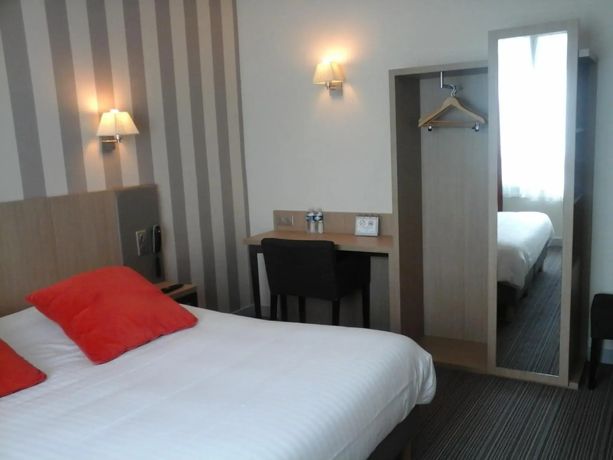 Decorative detail, Bed in Hôtel Carmin Decorative detail, Bed in Hôtel Carmin