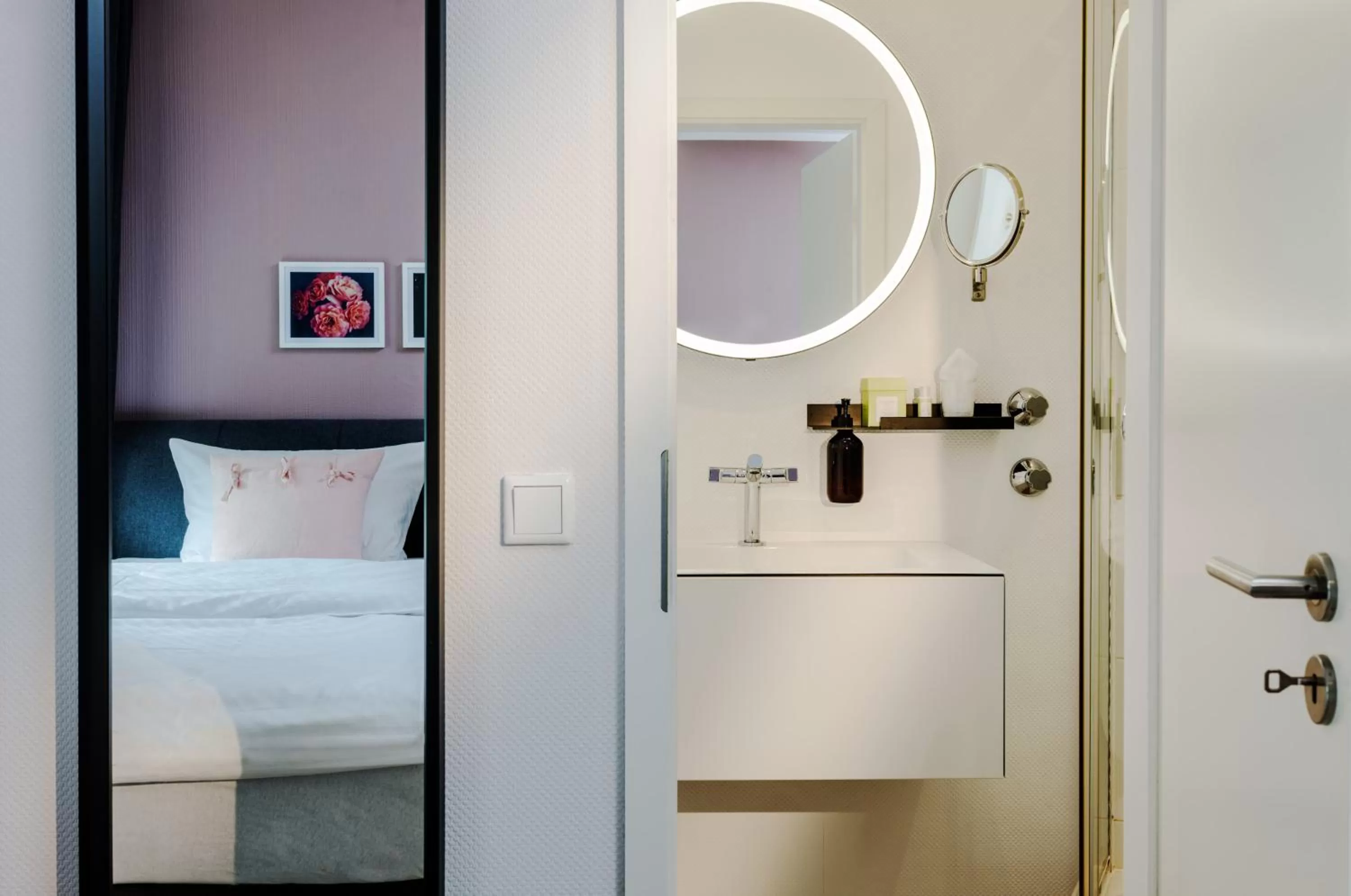 Bathroom, Bed in Romantik Hotel Neuhaus