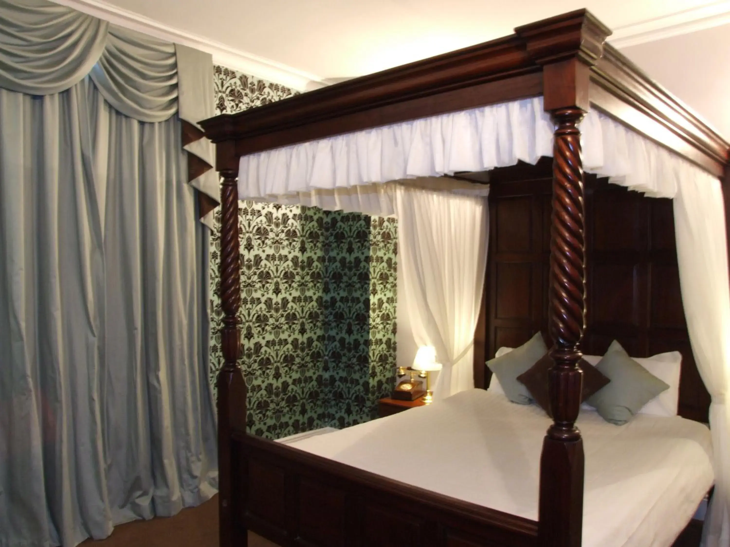 Bed in Ely House Hotel