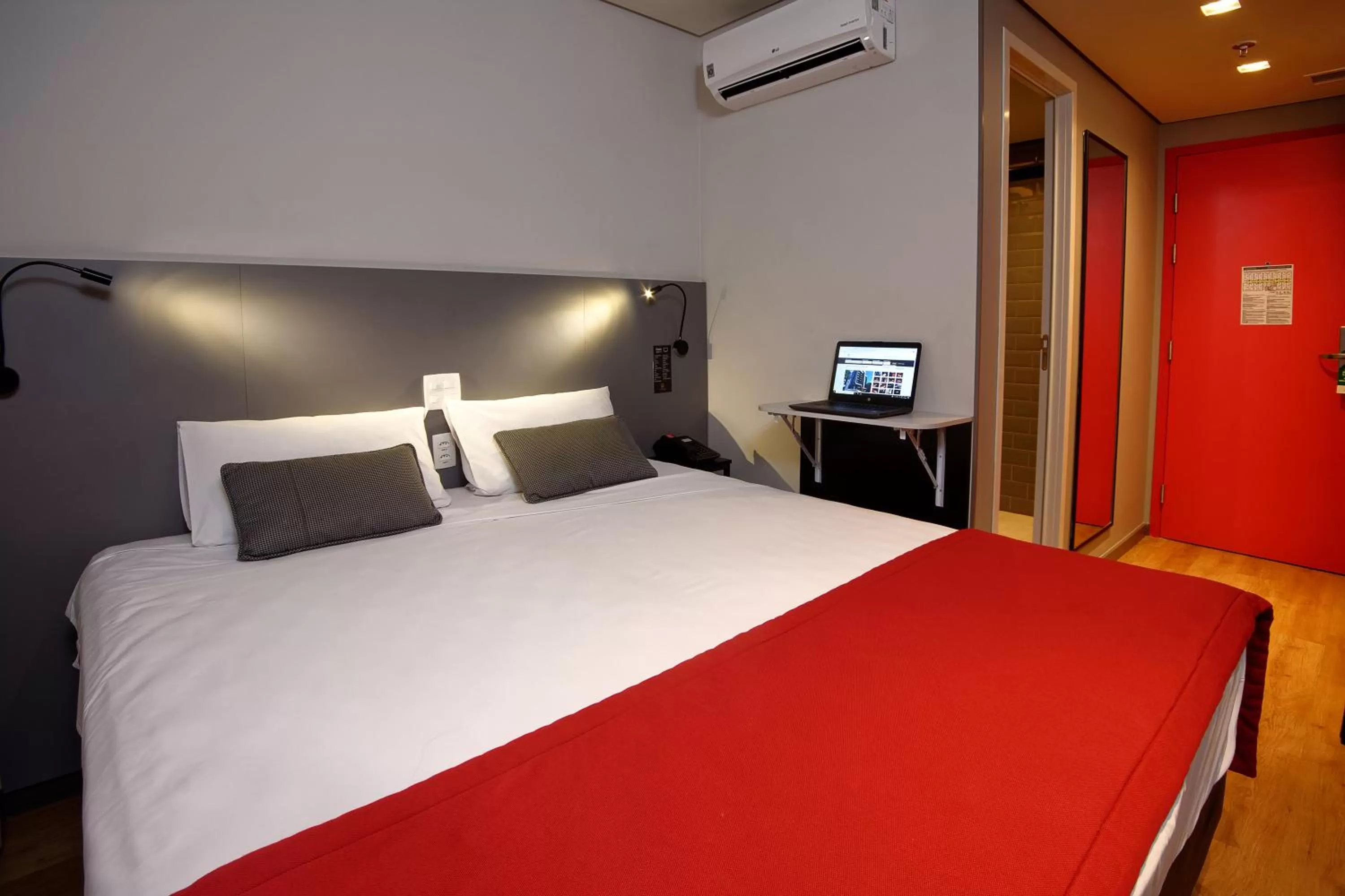 Bed in Golden Tower Express Berrini by Fênix Hotéis