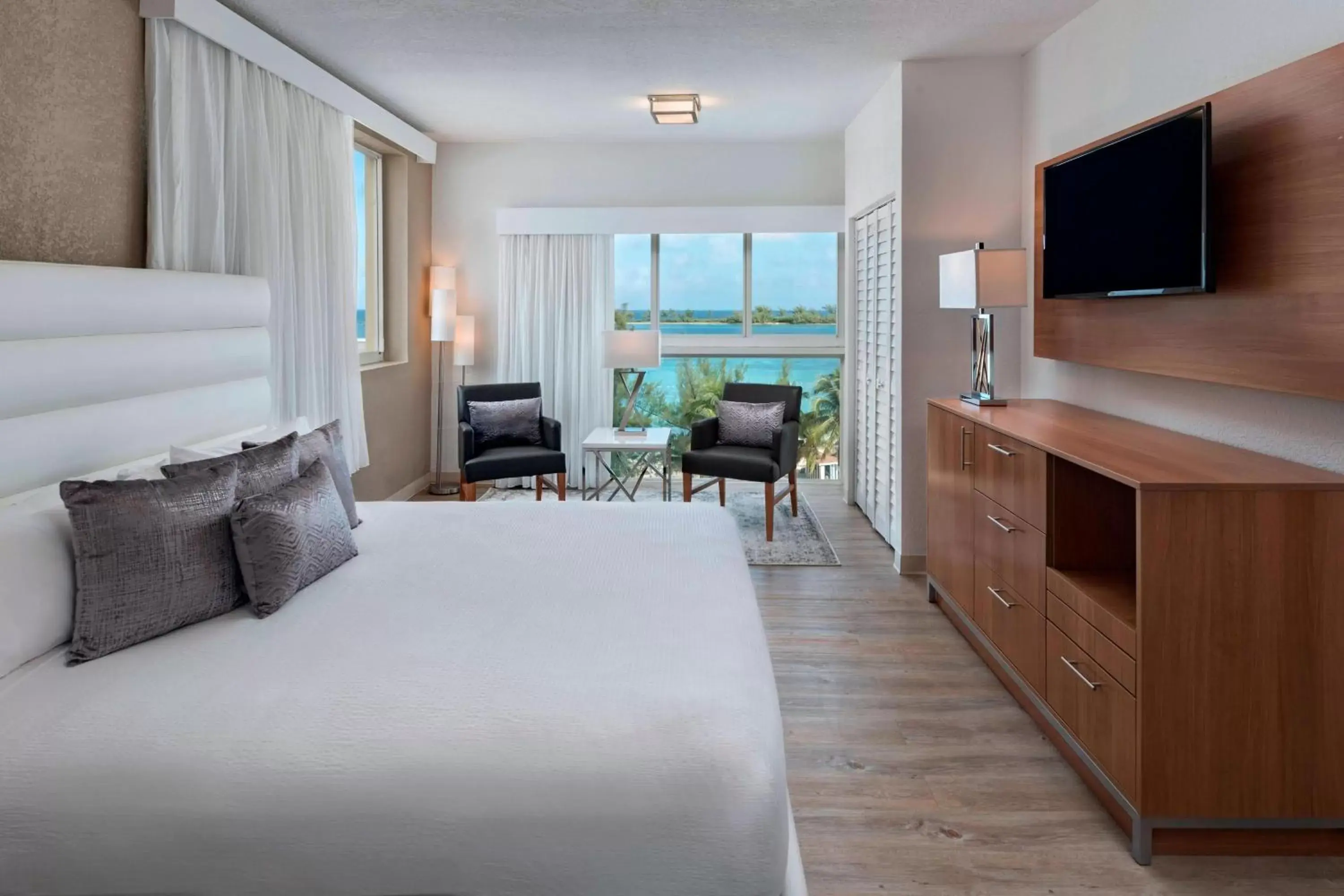 Bedroom, TV/Entertainment Center in Courtyard by Marriott Nassau Downtown/Junkanoo Beach