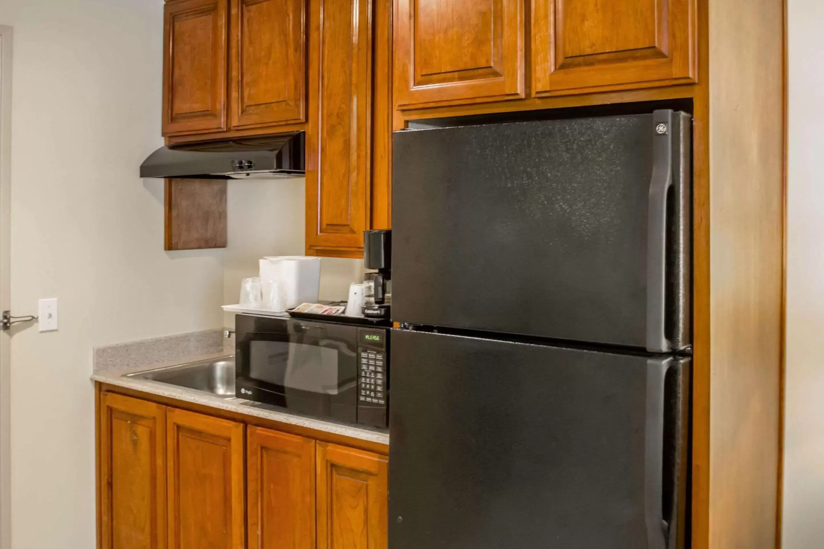 Photo of the whole room, Kitchen/Kitchenette in Comfort Inn Cockatoo Near LAX