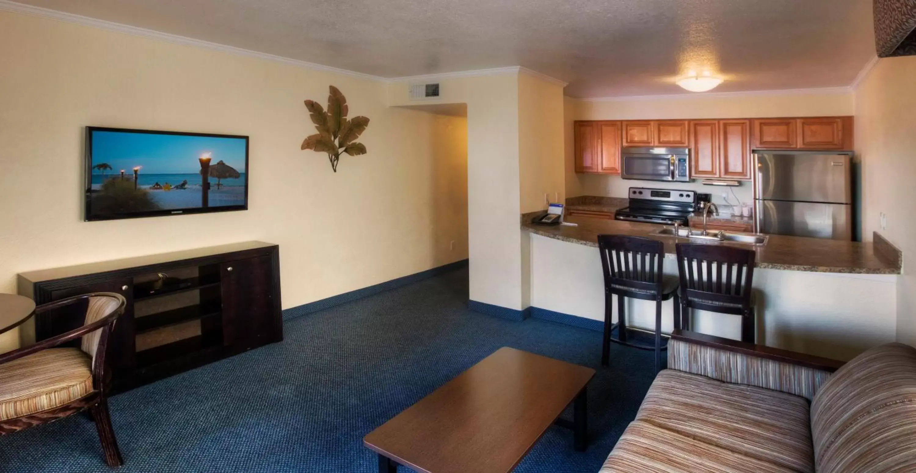 Kitchen or kitchenette, Lounge/Bar in Sailport Waterfront Suites